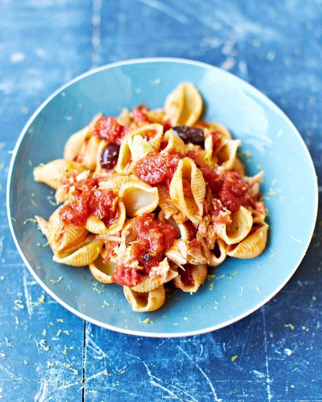 ジェイミー・オリヴァーさんのインスタグラム写真 - (ジェイミー・オリヴァーInstagram)「4 simple ways to enjoy a good old tomato pasta!!! So quick, and so tasty - enjoy! Which one do you fancy trying?  SWIPE LEFT for the recipes > 🍝 Arrabbiata 🍝  Peperonata 🍝  Caponata 🍝  Puttanesca  Recipes on p72 of Save with Jamie guys.」5月2日 17時16分 - jamieoliver