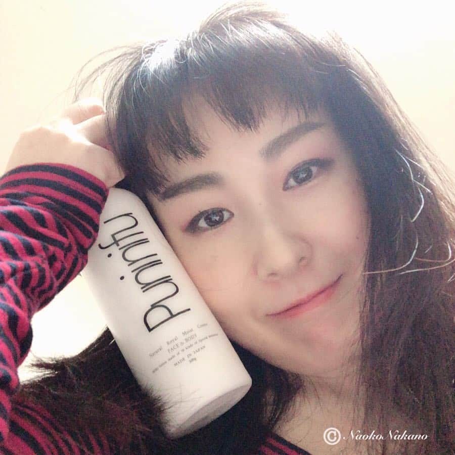 中野菜保子さんのインスタグラム写真 - (中野菜保子Instagram)「. 「令和元年☆プニニフで益々若返るぞ🍓美白ハリツヤ」 @puninifu_official  @ares45_official . 乳液ミルク部門1位 . 皆様お元気ですか？（≧∇≦）？ . 令和元年おめでとうございます🍾🥂✨ . 昨日先行して他の各SNSにはUPしましたが、 皆様とこうして新時代を迎えることができて嬉しいです㊗️㊗️㊗️ . 皆様の新時代が、それぞれの 望む幸せが叶う時代でありますように！！！ . わたくしはこれからも弟子たち共々、 緻密かつ大胆に進化してまいります☆ 何卒ご贔屓によろしくお願い申し上げます🍀🍀🍀 . . 写真は🍎🍎🍎🍎🍎枚🕊 . 1:酒瓶持ちなのはボトルの大きさを表現する為 2:300gも入っておトク 3:美容男子サイトウ 4:やはり手書き 5:オマケ . . コスメのお話をいたします🍰🍰🍰←ケーキやがな . ノーベル生理学・医学賞を受賞した、 EGF・FGFを配合しているボタニカル美容乳液の 「puninifu-プニニフ」に 出会いました🌹🌹🌹 . 要するに医療分野でもひろく使われている、 皮膚や骨・筋肉等の細胞の成長や代謝を 調整する機能を持ったタンパク質(人の体内にあるもの) が入っているのだそう。 . . 体のありとあらゆる場所(顔から肘からデリケートゾーンから‼️) の黒ずみが取れるのが また新しいと思います💡 . 令和に益々ワタシは美白→透明感だしていきますよw . お肌のハリに関しては既に実感があります。 若返りますよね、顔はもちろん ボディにもハリツヤがあると😄🌈🌈 若返るぞぉ〜〜🍓🍓🍓 . . 男性も女性も、老若男女問わず使えるそうなので、 試しに弟子の俳優の齋藤優樹 (@syanhaijitensya)にも使ってもらったら、 翌朝プルプルだったそうで、 . 美容に意外とうるさいコスメ男子優樹がいうなら男性も間違いなく効果アリです✨✨ . . 全くベタつかないからこれからの暑い季節の、 ワタシならとくに朝のマッサージに 最適やと思いました🌟🌟🌟 . . あと、色白で陽に焼けると赤くなる中野で、 年がら年中日焼け止めをかなり塗ります。。。 みなさん塗りますか❓ . 日焼け止めでめっちゃ乾燥肌になります😑 . でもプニニフはノーベル賞パワーで 敏感肌も乾燥肌も本当にOKです👍✨✨ . . プニニフは 効果実感が得られるまでのスピードが 1番速いと思いました🌼スゴイ . . 余談ですけれど、このpuninifu(プニニフ)さんも 手書きのお手紙が入っておりました🍓🍓🍓 . コピーかとおもったら違いました📜🖋💐 . 本当にいいコスメなので売れてると思うんですけど 1人ひとりに名前もちゃんと書いて 大変な作業やと思います。 . . いい物をつくる丁寧さって ここにも現れてるんやなって 思いました💐😆💐 . . はやい効果があってベタつかない点で、 男性に(特に汗かく季節)もぜひ使って欲しい オールインワン乳液です🍀🍀🍀 @puninifu_official ＊ ＊ ＊ #プニニフ #puninifu #名前かわいい #美白 #乾燥肌 #敏感肌 #ノーベル賞 #効果実感がある #コスメ男子 #コスメ女子 #無添加  #男性にもオススメ かなり！！！ #美の女神 #中野菜保子 #俳優 #齋藤優樹 #笑顔最高 #actor  #ヘプバーン  #moviestar #映画出演  #映画俳優  #drama #model #singergirls  #美肌 #ナオ部 #本物 #smileandenjoyyourlife #1位 @puninifu_official  @ares45_official  @syanhaijitensya」5月2日 17時21分 - naokonakano8319