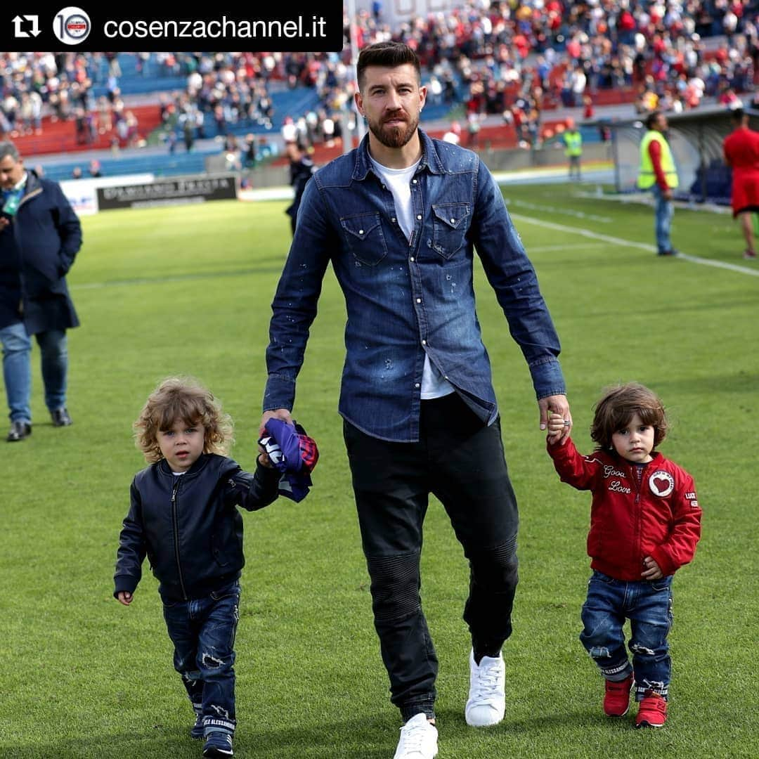 マリアーノ・イスコさんのインスタグラム写真 - (マリアーノ・イスコInstagram)「#Repost @cosenzachannel.it (@get_repost) ・・・ Alcuni scatti della festa fatti del nostro Salvatore #Mannarino @luposphoto durante  #CosenzaVenezia ❤💙🐺 * * * * * * * #Cosenzacalcio #COSVEN #Calciomercato #SerieB #Calcio #Soccer #football  #likeforlikes #likeforfollow #sports #sport  #football #soccer #futball #ball #gametime  #game #crowd #fans #play #playing  #green  #score #goal #actiontu」5月2日 17時34分 - mariano13izco