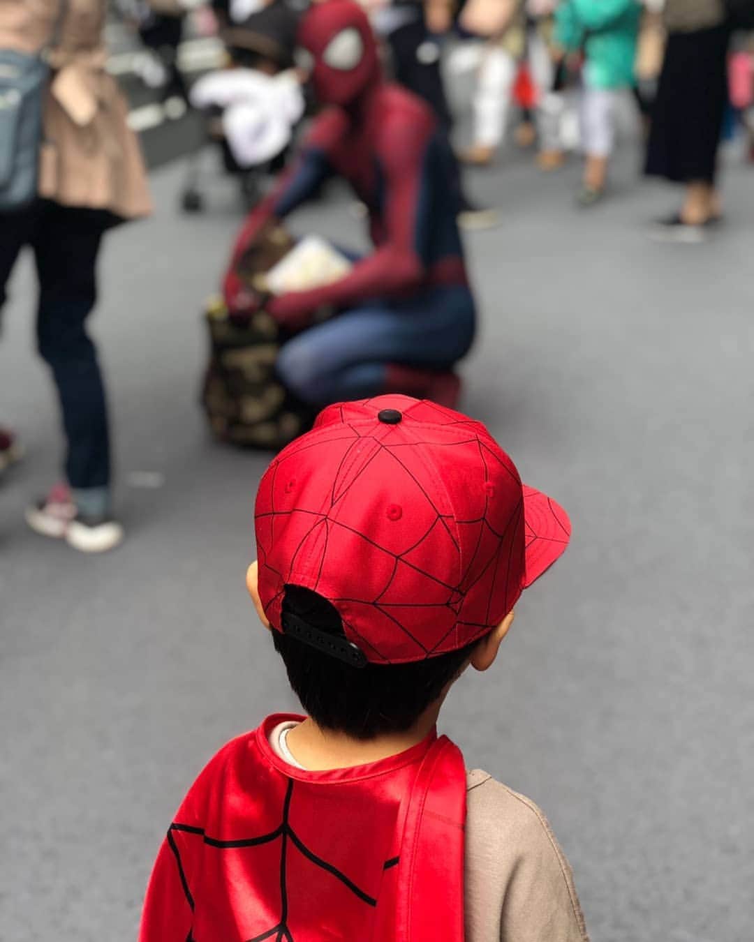 Japanese Spidermanのインスタグラム：「子供たちはヒーローを待っている。  #週末ヒーロー #スパイダーマン#アベンジャーズ#マーベル#アメコミ#子供#銀座#ゴールデンウィーク#gw#spiderman#avengers #ginza #kids#cosplay #cos」