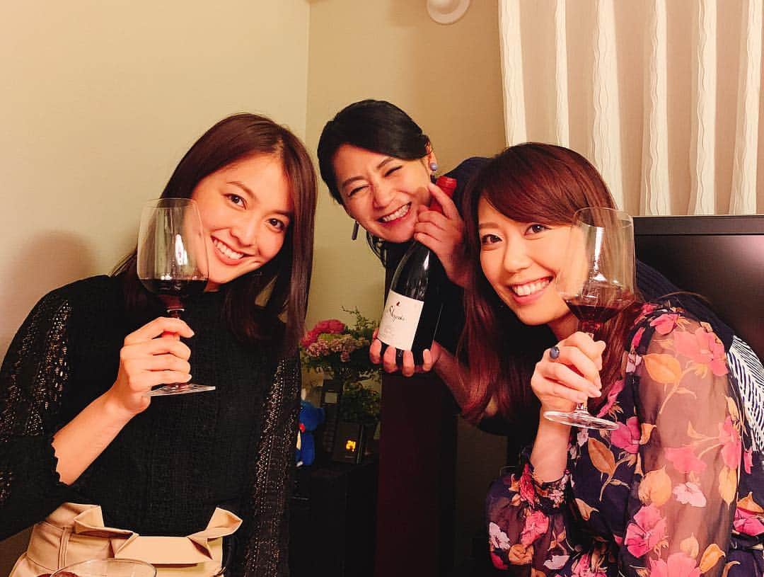 須黒清華のインスタグラム：「令和✨初日は、大好きな水原恵理姉さんのお家で、令和飲み🥂 福田アナも遅れて合流して乾杯‼︎ 美味しい恵理さんの手料理と、ラグビーの試合と共に🏉 幸せな新時代の幕開けでした😋✨ …というか、時代は変わっても私たちは今までとあまり変わらないみたいです（笑） そんな私ですが、令和もよろしくお願い致します‼︎ #水原恵理 さん #福田典子 #令和 #令和飲み #手料理 #ラグビー 今年は#ラグビーワールドカップ」