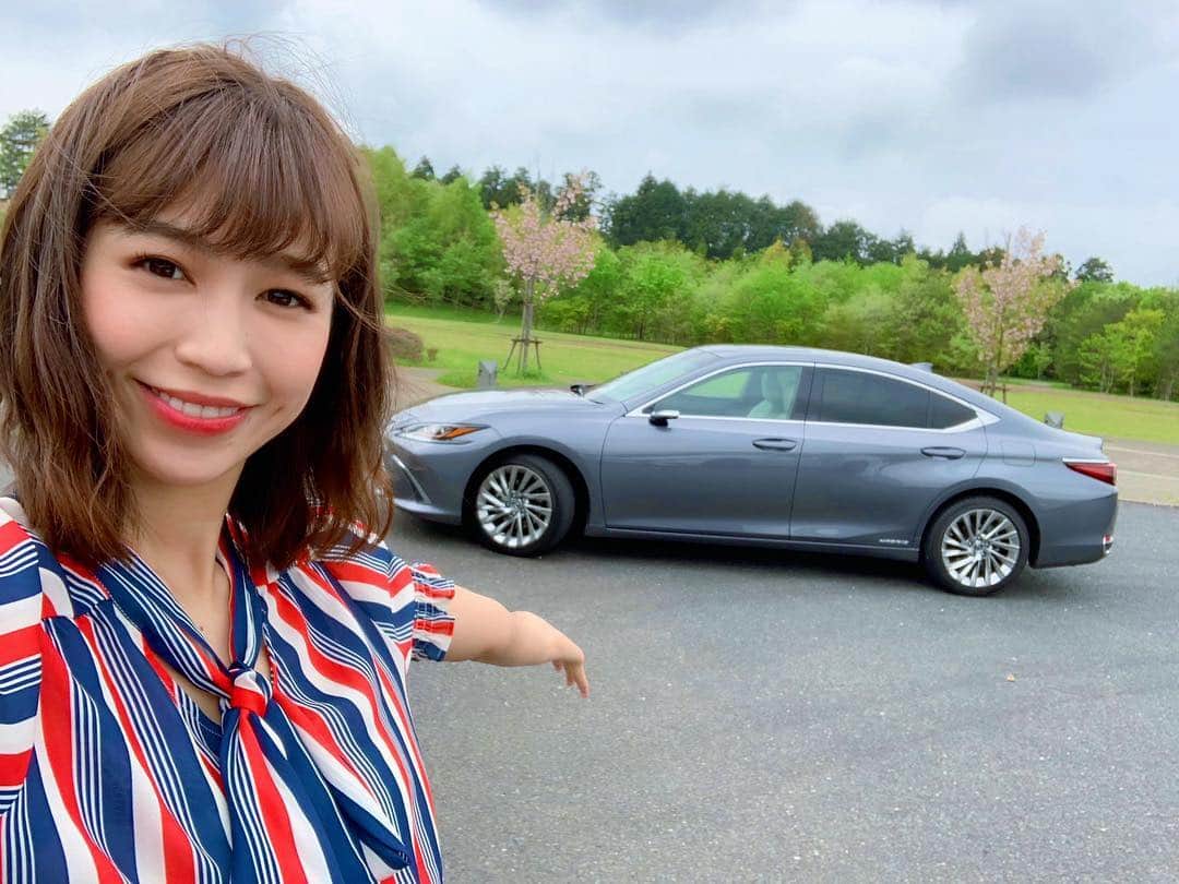夏江紘実さんのインスタグラム写真 - (夏江紘実Instagram)「・ こないだ一緒に撮影した車。 レクサスのES300h。  低重心でボディラインが美しい✨ オプションでつくデジタルアウターミラーは実際に運転してみてもしっかり広範囲映ってて安心感ある運転が出来ました！とにかく憧れのシンプルラグジュアリーな空間❤️ ・ ・ #車 #LEXUS #ES300h  #セダン好き @lexus_jpn #carstagram #instagram #ootd #instacar #followme #picstagram #picture #photography #instagood」5月2日 17時36分 - kaehiromi