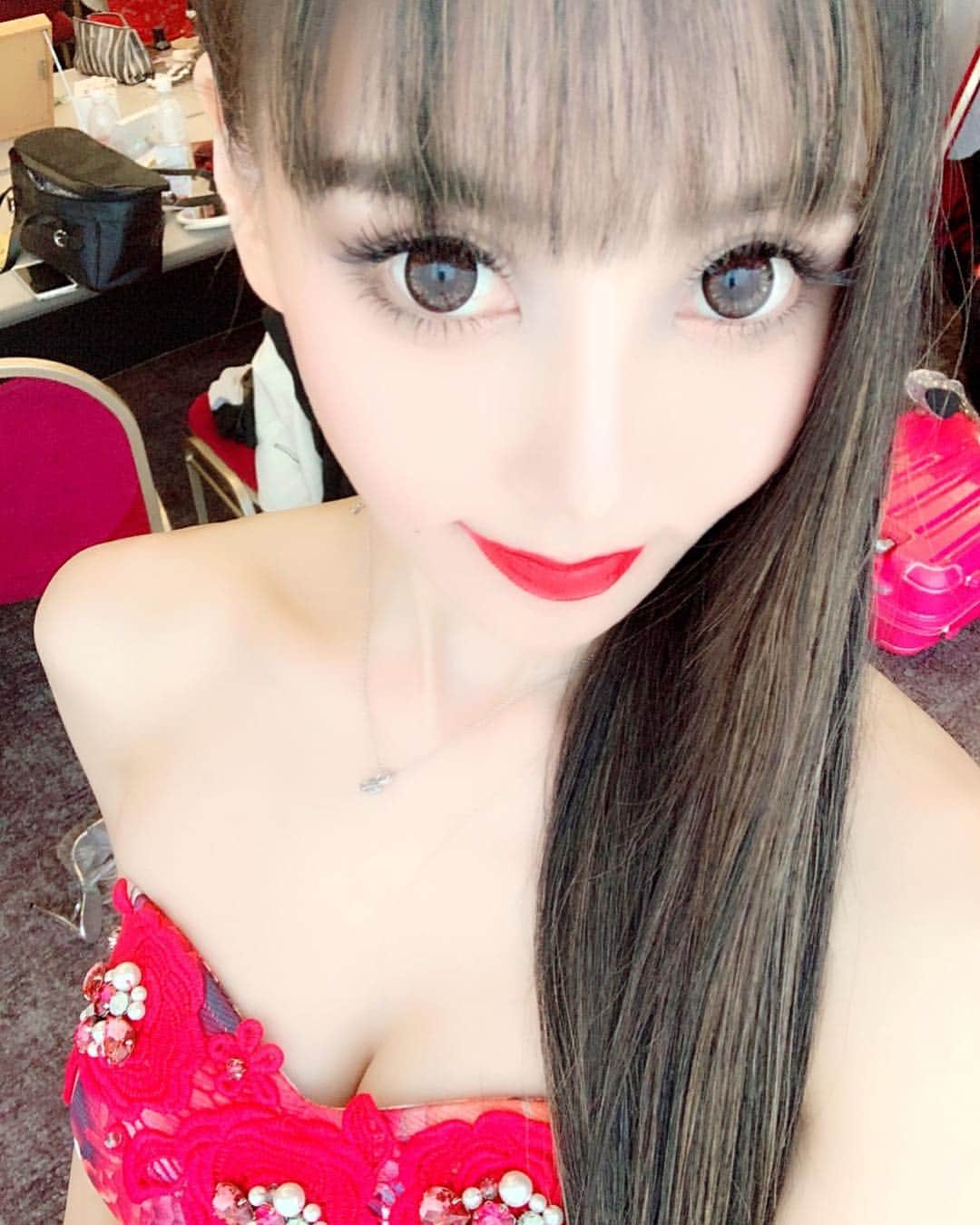 百合華さんのインスタグラム写真 - (百合華Instagram)「今回の経験を通じて大切な人とそうでない人の区別がハッキリした気がする件💕  これまでは人との絆や御縁などに対して末長く繋げていく事を重んじていたけれど、相手の気持ちを考えない言動を続ける人に対してはスルースキルを発動させていこうと固く決意致しました🥰  今ある幸せに感謝しつつ何事にもポジティブに進む為にも、自分が変わらないと堂々巡りなだけなんだと感じる事が出来ました✨  まだまだ人生のお勉強中だけど、また少し大人になれたかな笑  #大切な人 #大切なもの #感謝 #スルースキル #前向き #ポジティブ #ポジティブシンキング #大人 #dremo #andyドレス」5月2日 17時50分 - yurika.lovelily
