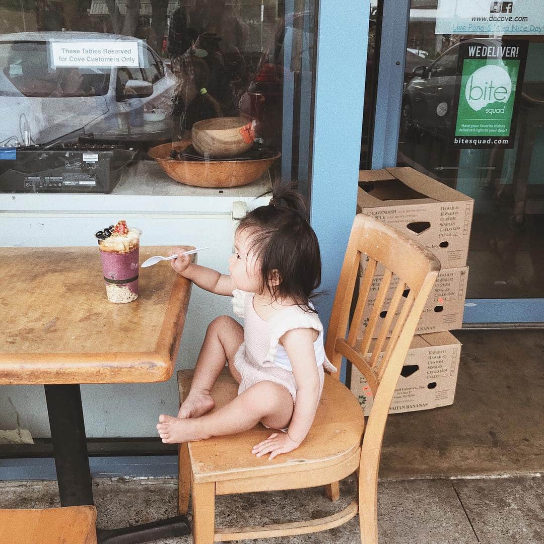 のインスタグラム：「. ここのアサイーだいすき♡ そして昨日帰国しましたー！令和になっていた 🧒🏽 なんだか家族全員 体調がいまいちなので 残りのGWはのんびり療養しよう… 我が家はやっぱり落ち着くなあ 🍒🍒 #ヨナ連れ旅 #mishaandpuff  #hawaiitrip」