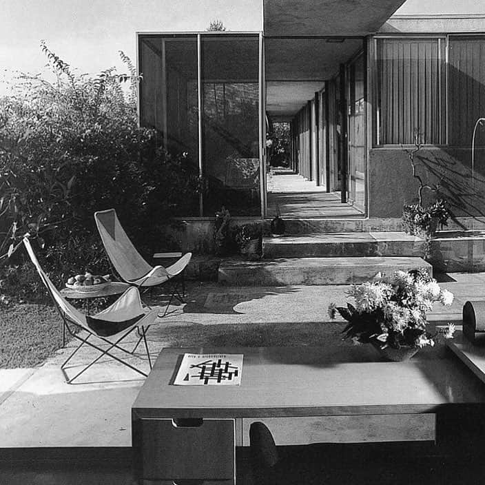 Meganさんのインスタグラム写真 - (MeganInstagram)「View from Julius Schulman’s studio, Schulman house, Los Angeles, California, 1950 #juliusschulman #losangeles #studio」5月2日 17時43分 - zanzan_domus