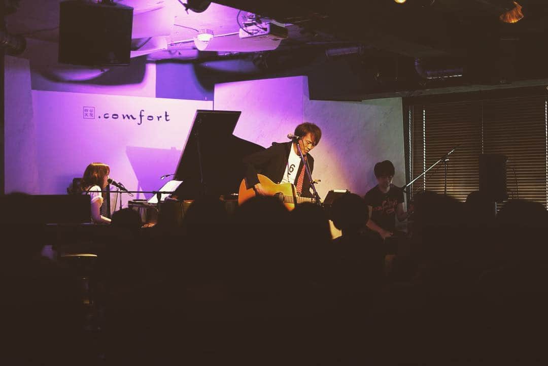 近藤薫のインスタグラム：「ソロライブ終了！ #martin #om28 #livehouse #天窓 #SIO #acousticguitar ＃acoustic」