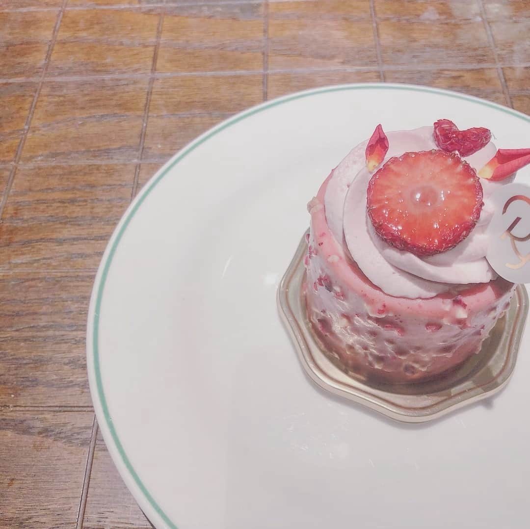 斉藤マリナ(さいまり) さんのインスタグラム写真 - (斉藤マリナ(さいまり) Instagram)「ケーキを買ってもらうと、自己肯定感が高まる🧁 . #sweets#cake#strawberry#foodporn#instasweet#foodie#ryoura#japan#tokyo . #おうちカフェ#ケーキ#スイーツ#用賀#妊婦生活#初マタ#スイーツ好きな人と繋がりたい#パティスリーリョウラ」5月2日 17時46分 - saitoh_marina