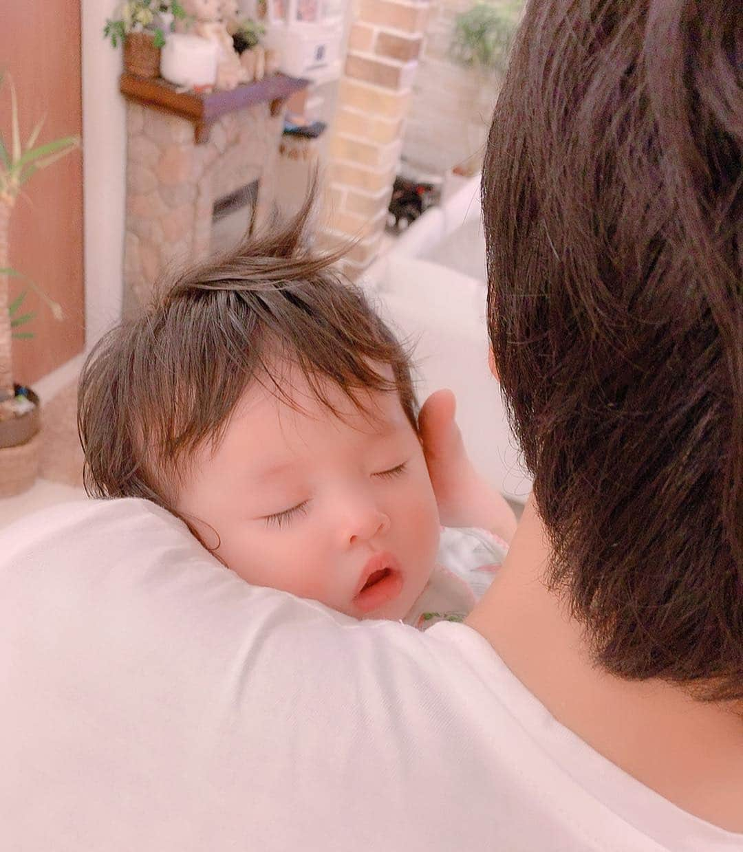 大知めぐみさんのインスタグラム写真 - (大知めぐみInstagram)「#令和 とりあえず何でも令和初だった昨日w . 令和カウントダウンは、お友達Familyのお家でわいわい迎えました😁✨ いーっぱい笑って、ほんとに楽しかった😂✨ 素敵な令和の幕開けでした⋆⸜(* ॑꒳ ॑* )⸝ 娘も初歩行器や、おもちゃで遊ばせて貰って、楽しそうだった💕 . 遊びに行く度に、ご馳走してもらって、私はママさんに色々と頂いて😭💕 いつも良くして下さり、ほんとに嬉しい😭💕 . 私達夫婦も、お二人みたいに、夫婦仲良く明るく楽しい家庭を築きたいと改めて思いました🥰💕 . #平成最後の日  #令和最初の日 . . そして、令和元年は我が家は夢のマイホームを購入しました🏠✨ 間取りの打ち合わせや、内装、カラーセレクト等々、夢は膨らみますが、現実と相談してます💰笑 今年の楽しみだな💕 . #マイホーム #マイホーム計画 . . . #生後5ヶ月#もうすぐ6ヶ月 #女の子ママ #女の子ベビー #2018_winter_baby部 #11月生まれ #マイホーム購入 #マイホーム計画中の人と繋がりたい #板橋区ママ #東京ママ #ママ友 #baby」5月2日 17時47分 - megmeg0715