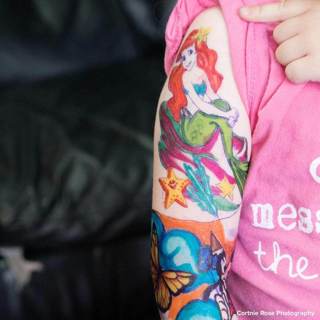 ABC Newsさんのインスタグラム写真 - (ABC NewsInstagram)「This toddler fighting cancer got some magical Disney temporary tattoos to look just like her dad.  Her mom thought it would be a fun way to take her daughter's mind off of her battle with illness. #ink #toddler #parenting #cancer #tattoo #disney」5月2日 17時48分 - abcnews