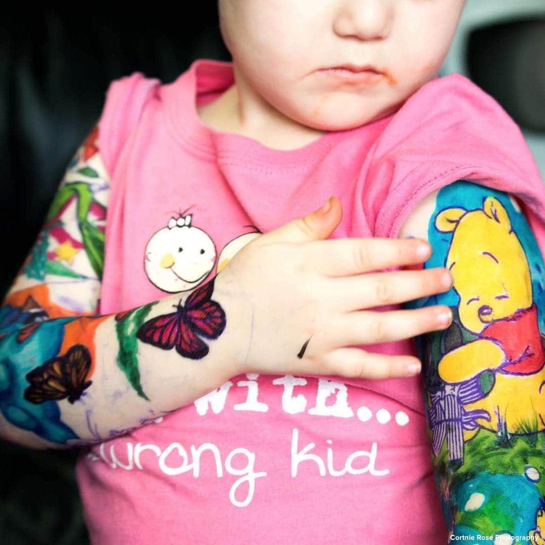 ABC Newsさんのインスタグラム写真 - (ABC NewsInstagram)「This toddler fighting cancer got some magical Disney temporary tattoos to look just like her dad.  Her mom thought it would be a fun way to take her daughter's mind off of her battle with illness. #ink #toddler #parenting #cancer #tattoo #disney」5月2日 17時48分 - abcnews