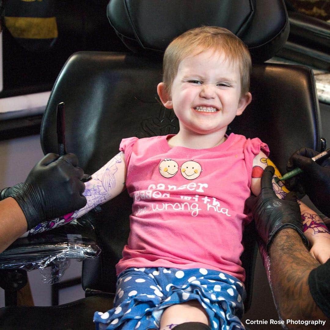 ABC Newsさんのインスタグラム写真 - (ABC NewsInstagram)「This toddler fighting cancer got some magical Disney temporary tattoos to look just like her dad.  Her mom thought it would be a fun way to take her daughter's mind off of her battle with illness. #ink #toddler #parenting #cancer #tattoo #disney」5月2日 17時48分 - abcnews