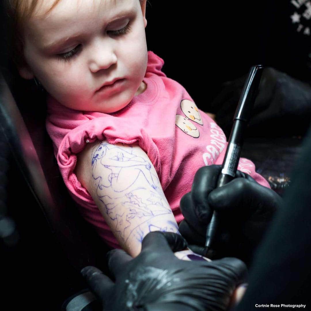 ABC Newsさんのインスタグラム写真 - (ABC NewsInstagram)「This toddler fighting cancer got some magical Disney temporary tattoos to look just like her dad.  Her mom thought it would be a fun way to take her daughter's mind off of her battle with illness. #ink #toddler #parenting #cancer #tattoo #disney」5月2日 17時48分 - abcnews