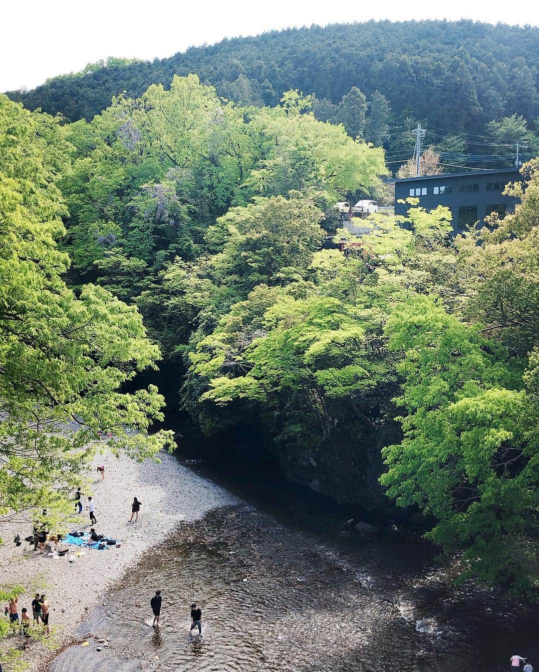 大河原あゆみさんのインスタグラム写真 - (大河原あゆみInstagram)「素晴らしい景色だ〜〜〜✨✨✨ ・ 埼玉県飯能市大河原 ・ という場所に来ました❤️ ・ 名前が一緒で親近感が湧きます🙌 ・ ここで水遊びしたいな♫ ・ #埼玉 #埼玉県 #飯能 #入間川 #入間川河川敷 #入間 #大河原 #飯能柚子ビール最高 #ワーママ #結婚式 #結婚ご披露宴」5月2日 18時00分 - ayumiookawara