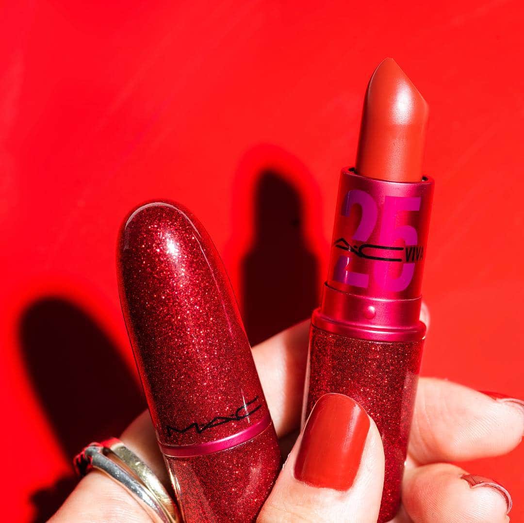 M∙A∙C Cosmetics Japanのインスタグラム：「⠀ ビバ グラム25周年を記念して、 ビバ グラム最初の発売色 ブラウンレッドの [VIVA GLAM I] が 限定パッケージで登場! #VIVAGLAM #ビバグラム ⠀ ⠀ *公式オンラインショップ発売 5/7 ⠀ ⠀ DESIGN: M·A·C ARTIST RINO KASAI @rino416⠀@macprotokyo PHOTO: @takaki_iwata ⠀ ⠀ ⠀ ⠀ ⠀ #MACCosmeticsJapan #MACコスメ #MACCosmetics #MyArtistCommunityJP  #MACArtistChallenge #MAC #コスメ #メイク #MACリップ #VIVAGLAM #ビバグラム #マットリップ #LIP #赤リップ #REDLIP #LIPSTICK #MACLIP #限定」