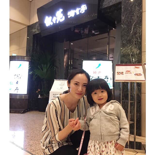 日高薫のインスタグラム：「じぃじばぁば集合で焼肉へ🤗❤️ 海鮮もたらふく大満足な夜でした🌉🍷🍻🦀🦐 #焼肉 #叙々苑游玄亭 #有楽町ディナー #家族写真 #令和 #令和元年 #☔️」