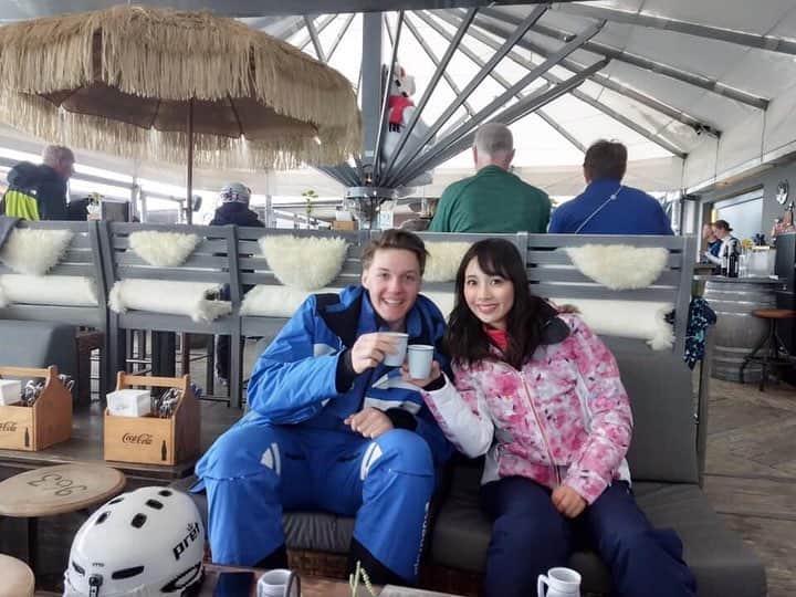 朝日放送「朝だ！生です旅サラダ」さんのインスタグラム写真 - (朝日放送「朝だ！生です旅サラダ」Instagram)「@fuhinami_official  #スキー王子 🤴✨こと、 アドリアンさんです😊😊 オーストリアでは小さい頃からスキーをする文化があるらしく、この日も小さな子供たちがスキーを楽しんでいる姿がよく見られました💕💕💕 アドリアンさんも小さな頃からスキーをしているので、スキーの技術はそりゃもうもの凄いっ！✨✨✨ 彼のお陰でほんの数時間で #上級者コース を滑るまでにいきましたっ😆💖 まあ、私の才能もあったのかもしれませんがー😜😎💕💕笑  ありがとう！アドリアン！  スキーの後に、#ホットワイン で乾杯しましたっ！美味しかったぁ！✨✨✨ _ #スキー文化 #レッスン #ボーゲン  #滑れるようになりました #上級者 ？  #才能あり ？ #運動の後の一杯 #ワイン #ハーネンカム #Hahnenkamm #キッツビュール #Kitzbühel #オーストリア #Austria _ #ABCテレビ #朝日放送テレビ #朝だ生です旅サラダ #旅サラダ #旅サラダガールズ #妃海風 #タカラジェンヌ #宝塚歌劇団 #元宝塚 #海外 #旅 #travel #trip」5月2日 17時53分 - tabisalad