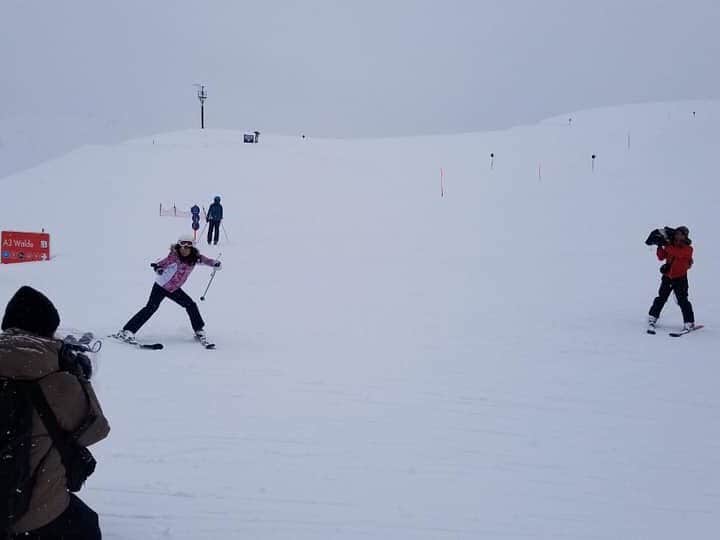 朝日放送「朝だ！生です旅サラダ」さんのインスタグラム写真 - (朝日放送「朝だ！生です旅サラダ」Instagram)「@fuhinami_official  #スキー王子 🤴✨こと、 アドリアンさんです😊😊 オーストリアでは小さい頃からスキーをする文化があるらしく、この日も小さな子供たちがスキーを楽しんでいる姿がよく見られました💕💕💕 アドリアンさんも小さな頃からスキーをしているので、スキーの技術はそりゃもうもの凄いっ！✨✨✨ 彼のお陰でほんの数時間で #上級者コース を滑るまでにいきましたっ😆💖 まあ、私の才能もあったのかもしれませんがー😜😎💕💕笑  ありがとう！アドリアン！  スキーの後に、#ホットワイン で乾杯しましたっ！美味しかったぁ！✨✨✨ _ #スキー文化 #レッスン #ボーゲン  #滑れるようになりました #上級者 ？  #才能あり ？ #運動の後の一杯 #ワイン #ハーネンカム #Hahnenkamm #キッツビュール #Kitzbühel #オーストリア #Austria _ #ABCテレビ #朝日放送テレビ #朝だ生です旅サラダ #旅サラダ #旅サラダガールズ #妃海風 #タカラジェンヌ #宝塚歌劇団 #元宝塚 #海外 #旅 #travel #trip」5月2日 17時53分 - tabisalad