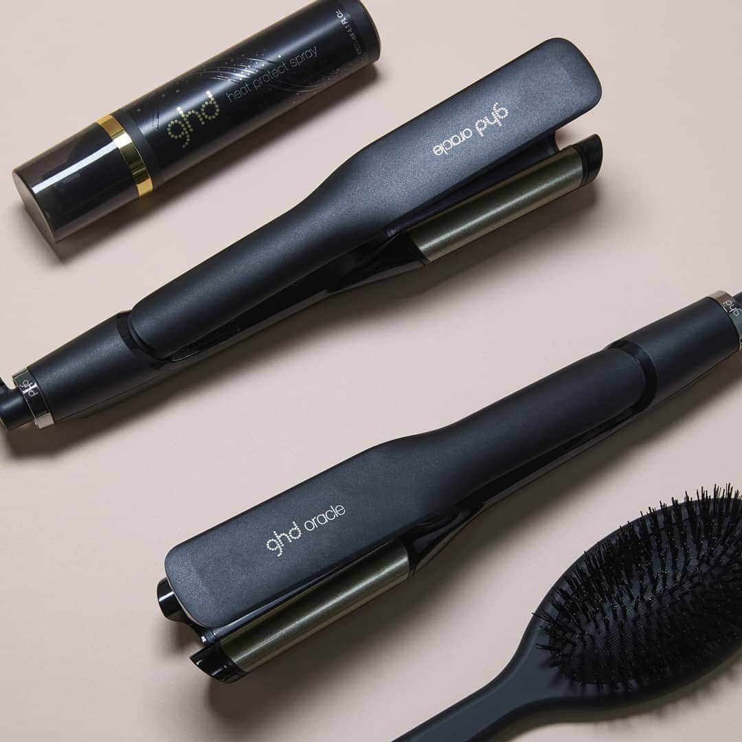 ghd hairさんのインスタグラム写真 - (ghd hairInstagram)「DATE NIGHT HAIR 💫 looking for polished, deep & glam waves? #ghdoracle can help 👌  By tilting the tool with the logo facing forward, and repeating the same action across the hair, you can create polished, aligned waves 💗 just one of the endless looks you can create with #ghdoracle 💫  Check out the how to at the link in our bio 👆  #ghdhair #goodhairday #ghdoracle #hairgoals #curlgoals」5月2日 18時00分 - ghdhair