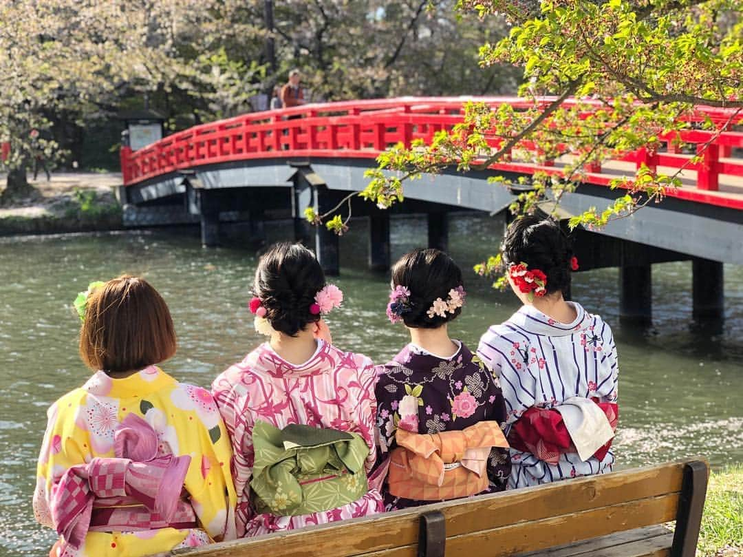 りんご娘さんのインスタグラム写真 - (りんご娘Instagram)「着物撮影の日でした😁 今年も4人で同じ場所で撮影できることも嬉しい😊 #101回目の桜  #着物 #文化#カナモリ#弘前着物 #和服👘#kimono #弘前美容院#バズヘアー @kanamori_official  @as_k2_buzz_cocorira」5月2日 17時57分 - _ringo.musume.com_