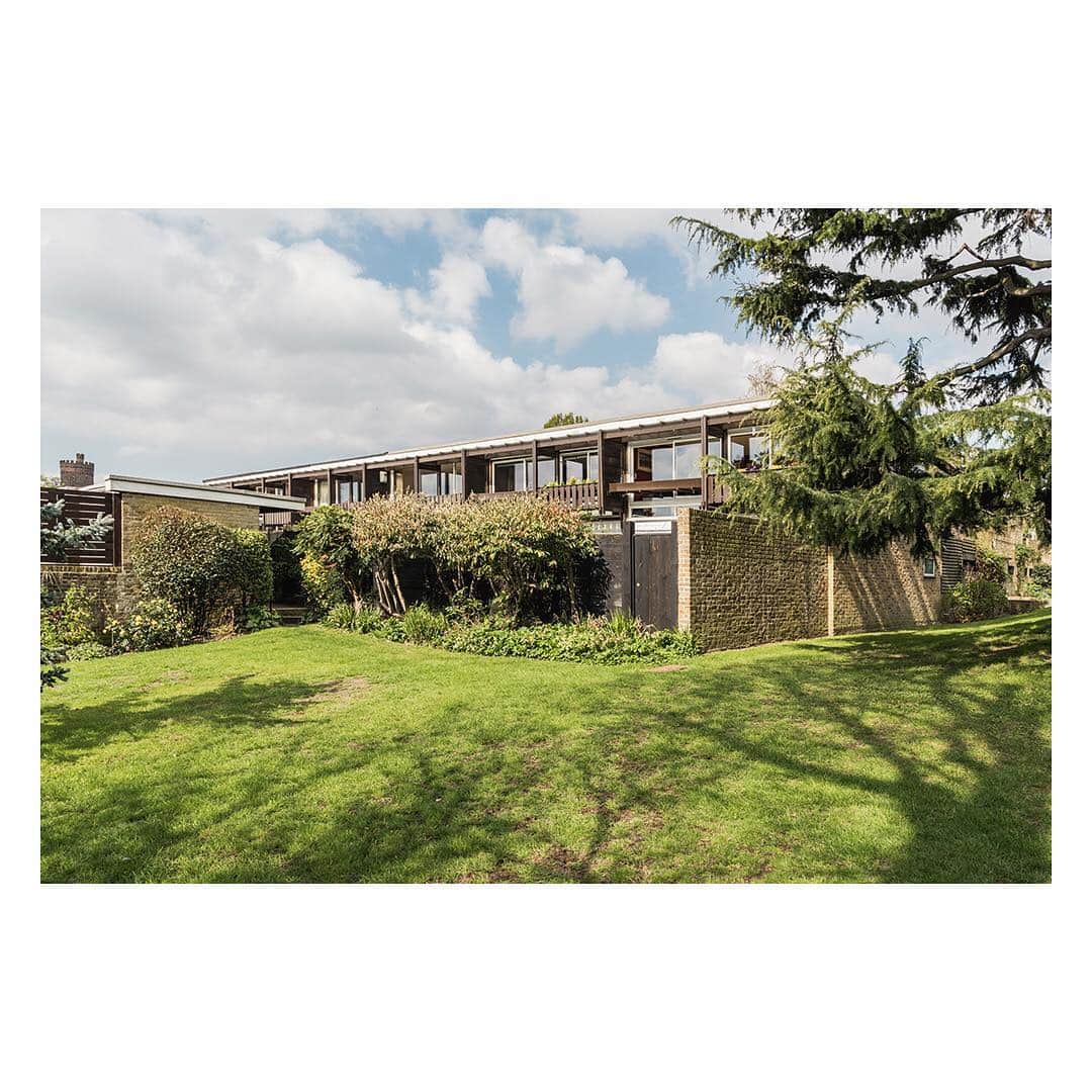 The Modern Houseさんのインスタグラム写真 - (The Modern HouseInstagram)「Built as part of the forward-thinking Park Hill estate in Croydon, St Bernards is part of the pioneering housing development designed by Swiss architects, Atelier 5. See the link in our bio for more.  #modernisthousing #croydon #architecture」5月2日 17時57分 - themodernhouse
