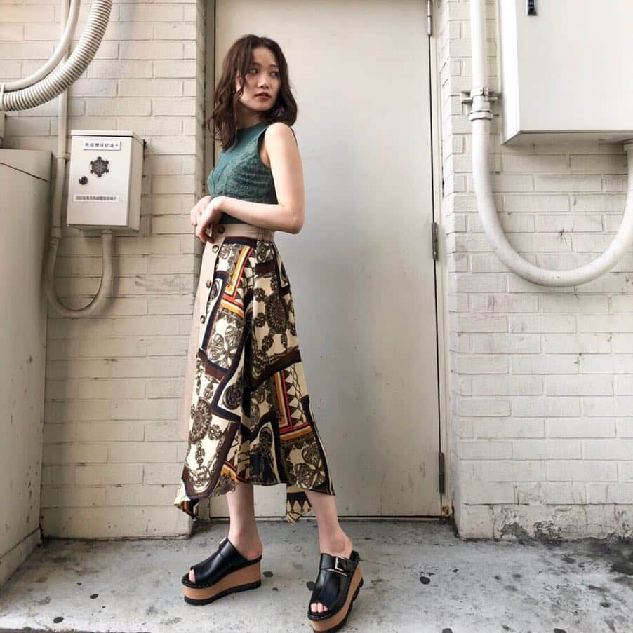 MURUAさんのインスタグラム写真 - (MURUAInstagram)「✔️NEW ARRIVAL ㅤㅤㅤ #スカーフドッキングスカート BEG.KHA ¥7,400(+tax) #レースドッキングニットタンク WHT.GRN.CML.BLK ¥4,900(+tax)ㅤㅤㅤ 発売中 ㅤㅤㅤ @aoi_kanazawa coordinate.(158cm) #murua#murua2019ss #fashion#item#knit#coordinate#newarrival#recommended#murua_snap #春コーデ#158cm ㅤㅤㅤ 画像をタップして頂くと直接商品ページを ご覧頂けますのでご覧下さいませ❣️」5月2日 18時00分 - murua_by_staff