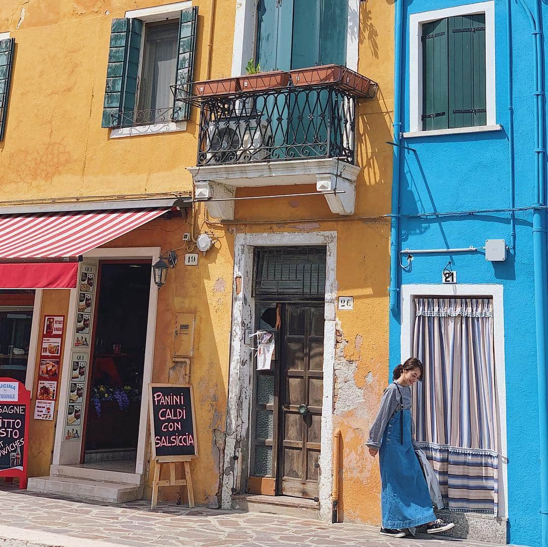 小祝麻里亜さんのインスタグラム写真 - (小祝麻里亜Instagram)「day.4  Venezia,Italy ． ． ヴェネツィア🚢 のブラーノ島、ムラーノ島へ。ムラーノ島の本場のヴェネチアンガラスは美しく、目の前で見せていただいた職人技は圧巻！  ブラーノ島の伝統的なレースも素敵でした。またブラーノ島の色彩豊かな住宅は、まさにインスタ映えでした😊🏘笑 ＿＿＿＿＿＿＿＿＿＿＿ #italytravel#italytrip#trip#travel#venezia #venice #Burano #Murano #イタリア#ヴェネツィア#ヴェニス #ムラーノ島 #ブラーノ島 #ヴェネチアンガラス  #旅スタグラム #イタリア旅行#家族旅行#가족여행#여행기록#여행스냅#여행스타그램#여행」5月2日 18時04分 - maria_koiwai
