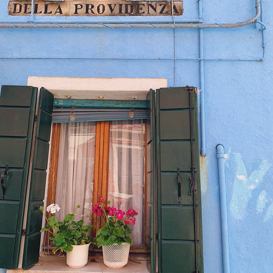 小祝麻里亜さんのインスタグラム写真 - (小祝麻里亜Instagram)「day.4  Venezia,Italy ． ． ヴェネツィア🚢 のブラーノ島、ムラーノ島へ。ムラーノ島の本場のヴェネチアンガラスは美しく、目の前で見せていただいた職人技は圧巻！  ブラーノ島の伝統的なレースも素敵でした。またブラーノ島の色彩豊かな住宅は、まさにインスタ映えでした😊🏘笑 ＿＿＿＿＿＿＿＿＿＿＿ #italytravel#italytrip#trip#travel#venezia #venice #Burano #Murano #イタリア#ヴェネツィア#ヴェニス #ムラーノ島 #ブラーノ島 #ヴェネチアンガラス  #旅スタグラム #イタリア旅行#家族旅行#가족여행#여행기록#여행스냅#여행스타그램#여행」5月2日 18時04分 - maria_koiwai