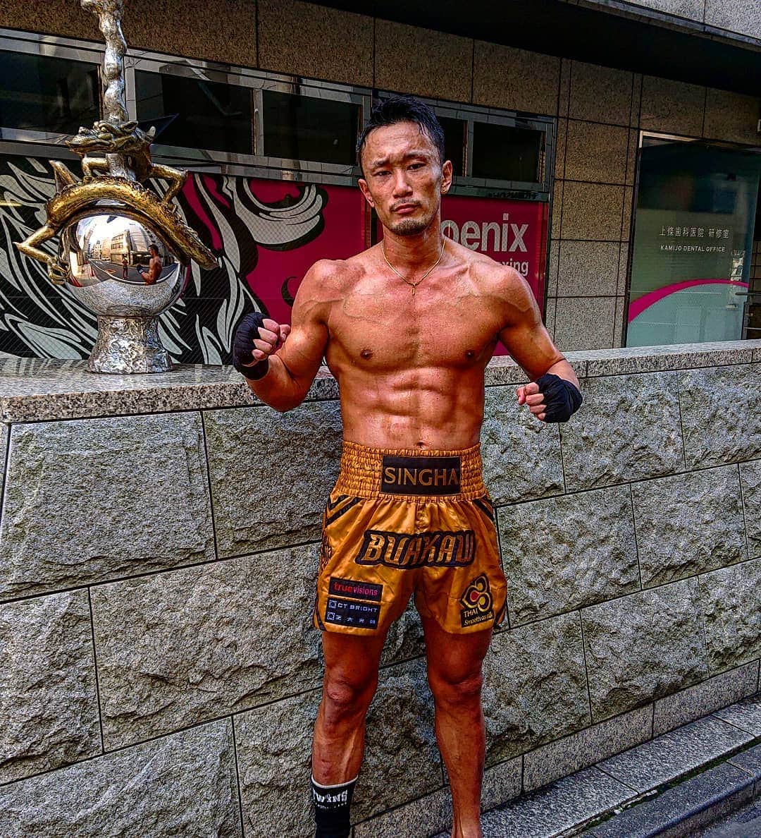 梅野源治のインスタグラム：「マネージャーからタイのお土産で @buakaw1 のムエタイパンツをいただきました！  #感謝 #試合まで三週間きった #やるぞ」