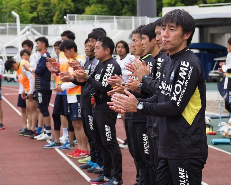 FC町田ゼルビアさんのインスタグラム写真 - (FC町田ゼルビアInstagram)「5月1日に行われたトップチームとユースのトレーニングマッチの模様より . 野津田のピッチで先発メンバーに名を連ねたユースの選手たちと記念すべき一戦で、笑顔でユース選手を迎える #相馬直樹 監督です。 . トップチームは5月5日（日･祝）にホームの町田市立陸上競技場で水戸ホーリーホックと対戦します。 ぜひ野津田で勝利への後押しをお願いします！令和最初の勝利を目指して戦いましょう!! . #jleague #j2league #zelvia #➕1 #すべては掴み取るために」5月2日 18時05分 - fcmachidazelvia