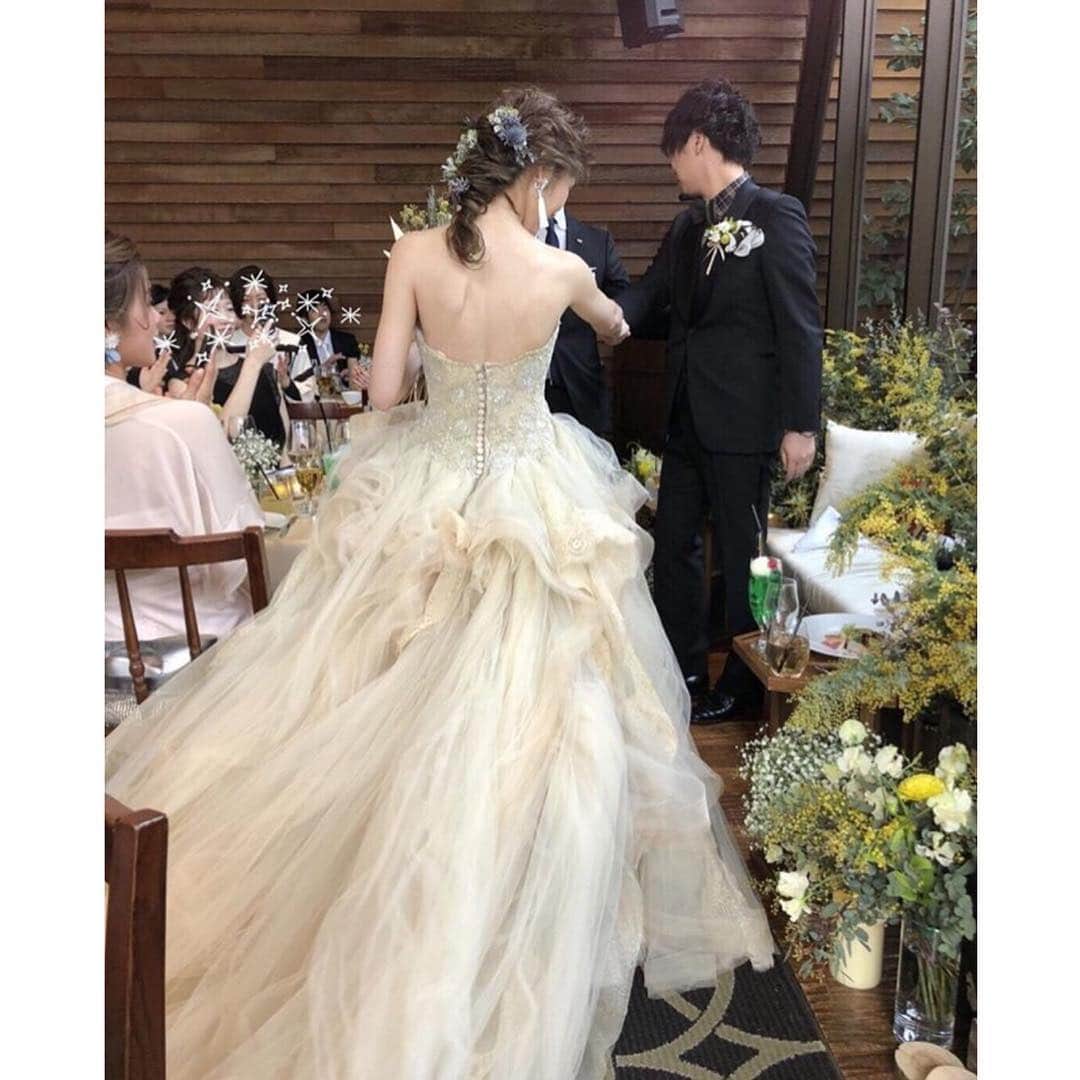 ウェディングソムリエ編集部のインスタグラム：「． スタッフの @haru_jadore です🕊 @wedding_225 さんのフォトをリポスト。 ． ． ． ボリュームのあるチュールと、スモーキーな色合いが目を惹く魅力的なドレス。 ． ． 「あまり見ない珍しい色味と、アンティークテイストがすごくお気に入り。出会えて良かったドレス。」と、 @wedding_225 さん。 ． ． ゆるい編み込みのヘアもナチュラルで愛らしく、ドレスの雰囲気にピッタリな生花も素敵ですね☺️ ． ． @wedding_225 さん、ありがとうございました🌿 ． ． ． ． :*:.,.:*:.,.:*:.,.:*:.,.:*:.,.:*:.,.:*:.,.:*:.,.:*:.,.:*:.,.:*:.,.:* . サイトは[ウェディングソムリエ ]で検索 🔎http://www.jadorewedding.com プロフィール欄の🔗Linkからもとべます。  ウェディングソムリエは、 人生でその時しかできない 特別な体験を提供するメディアです♡ *:.,.:*:.,.:*:.,.:*:.,.:*:.,.:*:.,.:*:.,.:*:.,.:*:.,.:*:.,.:*:.,.:*:.,.:*: #卒花  #ウェディングソムリエ #花嫁 #プレ花嫁  #卒花嫁レポ #全国のプレ花嫁と繋がりたい #ウェディングソムリエアンバサダー  #ウェディングドレス  #ウェディングレポート #ペーパーアイテム #ウェディングデコレーション #ウェディングソムリエイベント #ウェディングデコ #招待状 #席次表 #テーブルコーディネート #席札#前撮り#後撮り#ウェディングケーキ」