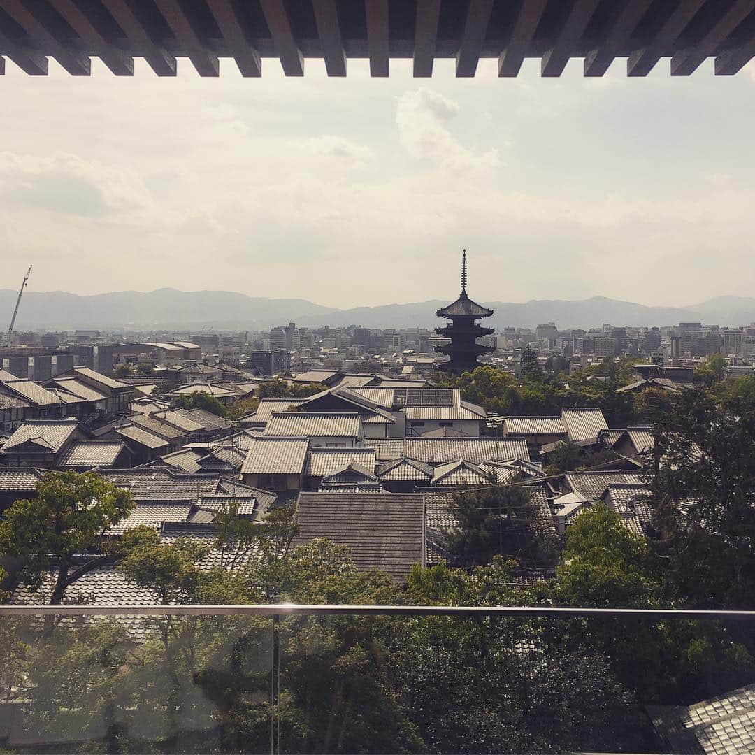 大島央照さんのインスタグラム写真 - (大島央照Instagram)「平和な日。  大事な日。  ご褒美に🍽✨ とても美味しかった✨  #高台寺 #京都 #kyoto #ひらまつ #ひらまつ高台寺 #フレンチ #休  #family #with #たまにはね #京都の景色がみえる #美味しいよ #素敵なGWに」5月2日 18時16分 - chiakioshima