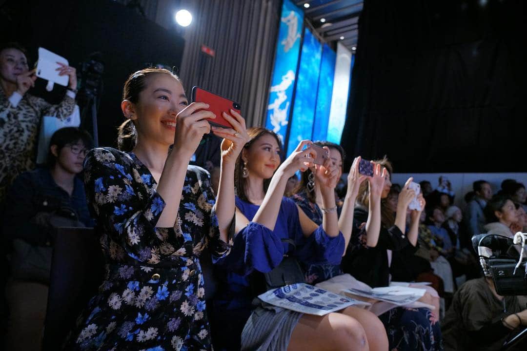 吉井絵梨子さんのインスタグラム写真 - (吉井絵梨子Instagram)「東京キモノショー2019👘🇯🇵﻿ ﻿ TOKYO KIMONO SHOW 2019﻿ with Miss Grand Japan 2018&2019👑﻿ ﻿ 日本橋三井ホールにて開催された東京キモノショーに、ミス・グランド・ジャパン2018/2019メンバーが登壇いたしました。﻿ ミス・グランド・ジャパンの公式トレーナーの野口先生(@sachiyo._.sachiyo )のご指導の元、きものエスコートダンスを習得。着物で美しくオープニングを飾りました。﻿ ミス・グランド・ジャパン2019ファイナリストたちも応援に駆けつけ、一層華やかな会場となりました🌷﻿ 野口先生、貴重な体験をありがとうございました😊 . . ■出演 @haru04211024  @mariko_jpn_531  @honami_nishikawa  @fym.t  @sakiko.t_330  @_rrxx_  @hiroka_yoshizawa ﻿ ﻿ ■撮影: ﻿ Y's Life Style Innovation Yasu Iijima﻿ @ys.life.style.innovation ﻿ ﻿ ﻿ #東京キモノショー﻿ #朝日新聞﻿ #きもの﻿ #きものエスコートダンス﻿ #きものダンス﻿ #エスコートダンス﻿ #エスエーダンススタイル﻿ #教養のダンス﻿ #野口幸代﻿ #escourtdance ﻿ #kimonoescourtdance ﻿ #sadancestyle ﻿ #kimonodance ﻿ #sachiyonoguchi﻿ #dance ﻿ #kimonodance﻿ #着物﻿ #ZENDEN﻿ #MICOTO8﻿ #プリンセスルーム﻿ #振袖﻿ #ミスグランドジャパン﻿ #ミスグランド﻿ #missgrandjapan﻿ #mgj﻿ #erikoyoshii ﻿ #吉井絵梨子」5月2日 18時26分 - supermamaeriko