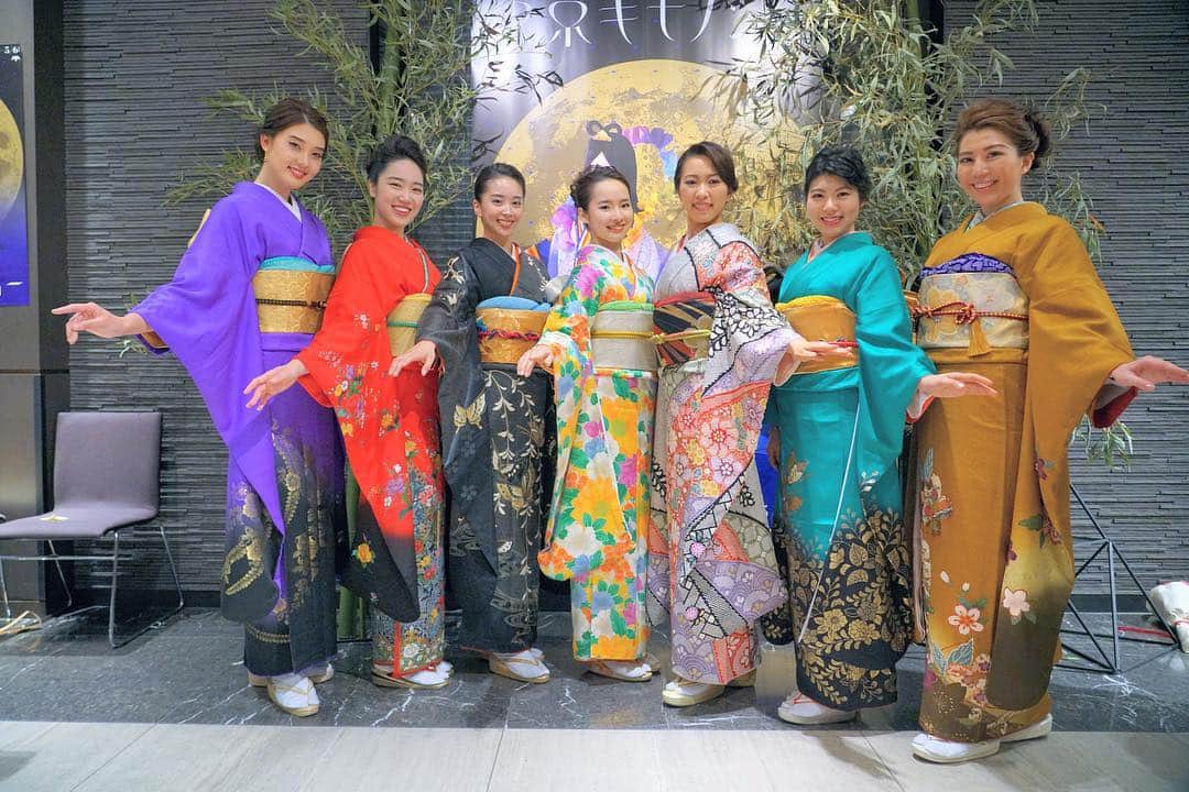 吉井絵梨子さんのインスタグラム写真 - (吉井絵梨子Instagram)「東京キモノショー2019👘🇯🇵﻿ ﻿ TOKYO KIMONO SHOW 2019﻿ with Miss Grand Japan 2018&2019👑﻿ ﻿ 日本橋三井ホールにて開催された東京キモノショーに、ミス・グランド・ジャパン2018/2019メンバーが登壇いたしました。﻿ ミス・グランド・ジャパンの公式トレーナーの野口先生(@sachiyo._.sachiyo )のご指導の元、きものエスコートダンスを習得。着物で美しくオープニングを飾りました。﻿ ミス・グランド・ジャパン2019ファイナリストたちも応援に駆けつけ、一層華やかな会場となりました🌷﻿ 野口先生、貴重な体験をありがとうございました😊 . . ■出演 @haru04211024  @mariko_jpn_531  @honami_nishikawa  @fym.t  @sakiko.t_330  @_rrxx_  @hiroka_yoshizawa ﻿ ﻿ ■撮影: ﻿ Y's Life Style Innovation Yasu Iijima﻿ @ys.life.style.innovation ﻿ ﻿ ﻿ #東京キモノショー﻿ #朝日新聞﻿ #きもの﻿ #きものエスコートダンス﻿ #きものダンス﻿ #エスコートダンス﻿ #エスエーダンススタイル﻿ #教養のダンス﻿ #野口幸代﻿ #escourtdance ﻿ #kimonoescourtdance ﻿ #sadancestyle ﻿ #kimonodance ﻿ #sachiyonoguchi﻿ #dance ﻿ #kimonodance﻿ #着物﻿ #ZENDEN﻿ #MICOTO8﻿ #プリンセスルーム﻿ #振袖﻿ #ミスグランドジャパン﻿ #ミスグランド﻿ #missgrandjapan﻿ #mgj﻿ #erikoyoshii ﻿ #吉井絵梨子」5月2日 18時26分 - supermamaeriko
