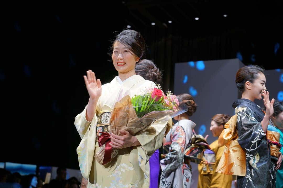 吉井絵梨子さんのインスタグラム写真 - (吉井絵梨子Instagram)「東京キモノショー2019👘🇯🇵﻿ ﻿ TOKYO KIMONO SHOW 2019﻿ with Miss Grand Japan 2018&2019👑﻿ ﻿ 日本橋三井ホールにて開催された東京キモノショーに、ミス・グランド・ジャパン2018/2019メンバーが登壇いたしました。﻿ ミス・グランド・ジャパンの公式トレーナーの野口先生(@sachiyo._.sachiyo )のご指導の元、きものエスコートダンスを習得。着物で美しくオープニングを飾りました。﻿ ミス・グランド・ジャパン2019ファイナリストたちも応援に駆けつけ、一層華やかな会場となりました🌷﻿ 野口先生、貴重な体験をありがとうございました😊 . . ■出演 @haru04211024  @mariko_jpn_531  @honami_nishikawa  @fym.t  @sakiko.t_330  @_rrxx_  @hiroka_yoshizawa ﻿ ﻿ ■撮影: ﻿ Y's Life Style Innovation Yasu Iijima﻿ @ys.life.style.innovation ﻿ ﻿ ﻿ #東京キモノショー﻿ #朝日新聞﻿ #きもの﻿ #きものエスコートダンス﻿ #きものダンス﻿ #エスコートダンス﻿ #エスエーダンススタイル﻿ #教養のダンス﻿ #野口幸代﻿ #escourtdance ﻿ #kimonoescourtdance ﻿ #sadancestyle ﻿ #kimonodance ﻿ #sachiyonoguchi﻿ #dance ﻿ #kimonodance﻿ #着物﻿ #ZENDEN﻿ #MICOTO8﻿ #プリンセスルーム﻿ #振袖﻿ #ミスグランドジャパン﻿ #ミスグランド﻿ #missgrandjapan﻿ #mgj﻿ #erikoyoshii ﻿ #吉井絵梨子」5月2日 18時26分 - supermamaeriko