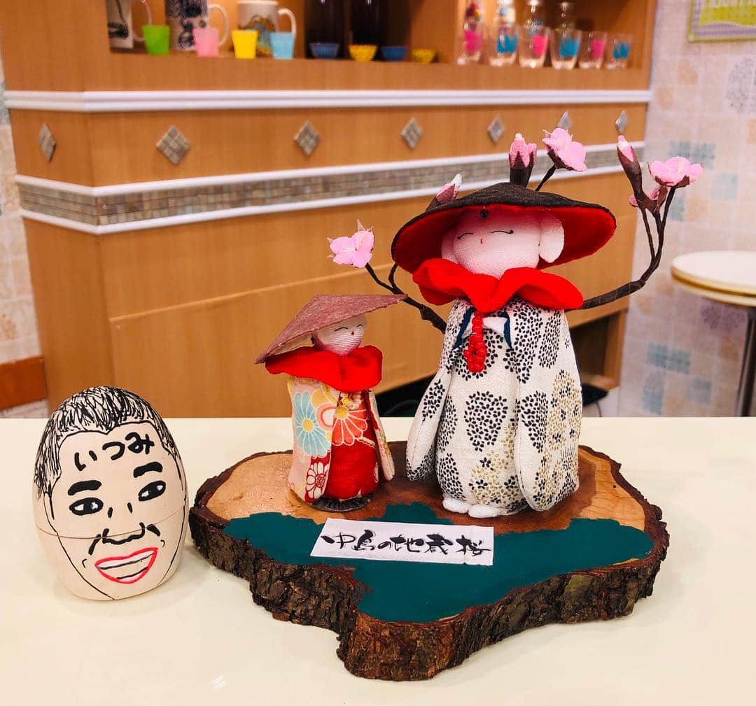 逸見太郎さんのインスタグラム写真 - (逸見太郎Instagram)「四月に桜めぐりをした時に... #二本松市 #中島の地蔵桜 #地蔵桜人形  そして #似顔絵おみやげ #絵付け体験 #ぺんぎんナッツ #いなのこうすけ作 #お木あがりこぼし #ロータスウッドヴィレッジ  #会津若松市 #福島県 #ヨジデス  Q.  どう？ 似てる？」5月2日 18時18分 - taro_itsumi