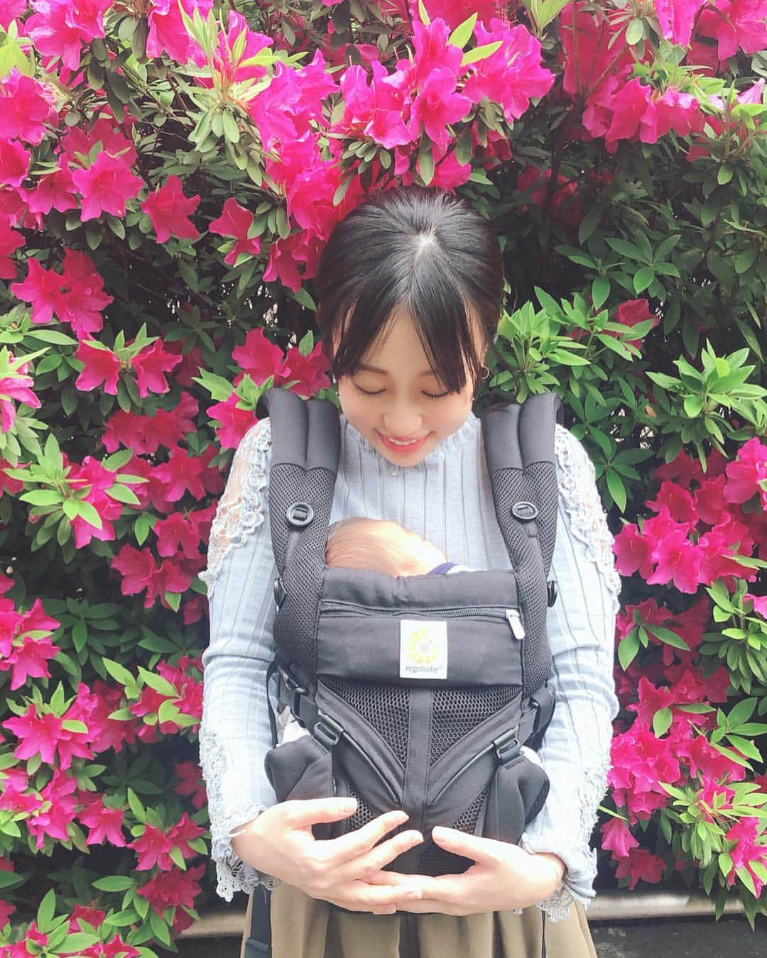 のインスタグラム：「二週間健診へ🌷 . 退院した日ぶりの外出🥰 つつじが沢山咲いていてとても綺麗でした💓 . 診察も特に異常なしでひと安心✨ 体重の増加もOK✨ . 私の身体もほぼほぼ回復してきました💪🏻 . . 抱っこ紐は王道の #エルゴ 🤱🏻色は夫も使うので選んで貰った黒😎 . . 次の1ヶ月健診が終わったらお出掛けも出来るー😍ひゃー🥰 . そろそろベビーカー買わなきゃ😚 ←まだ買ってないw . . . #babygirl #baby #mom #ergobaby #二週間健診  #順調 #新生児 #赤ちゃん #赤ちゃんのいる生活 #つつじ #親バカ部」