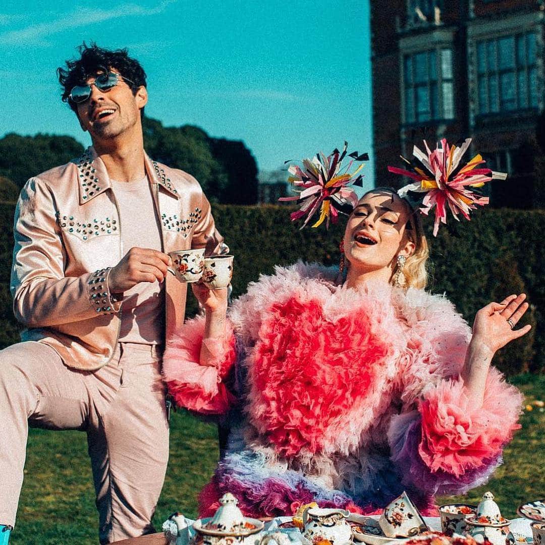 Blonde Saladさんのインスタグラム写真 - (Blonde SaladInstagram)「💕SURPRISE!💕 @joejonas and @sophiet have just celebrated their super secret and romantic wedding in Las Vegas💍 Our biggest wishes to the beautiful, happy and crazy couple!❤️ Read all the details about it on our online magazine!」5月2日 18時22分 - theblondesalad