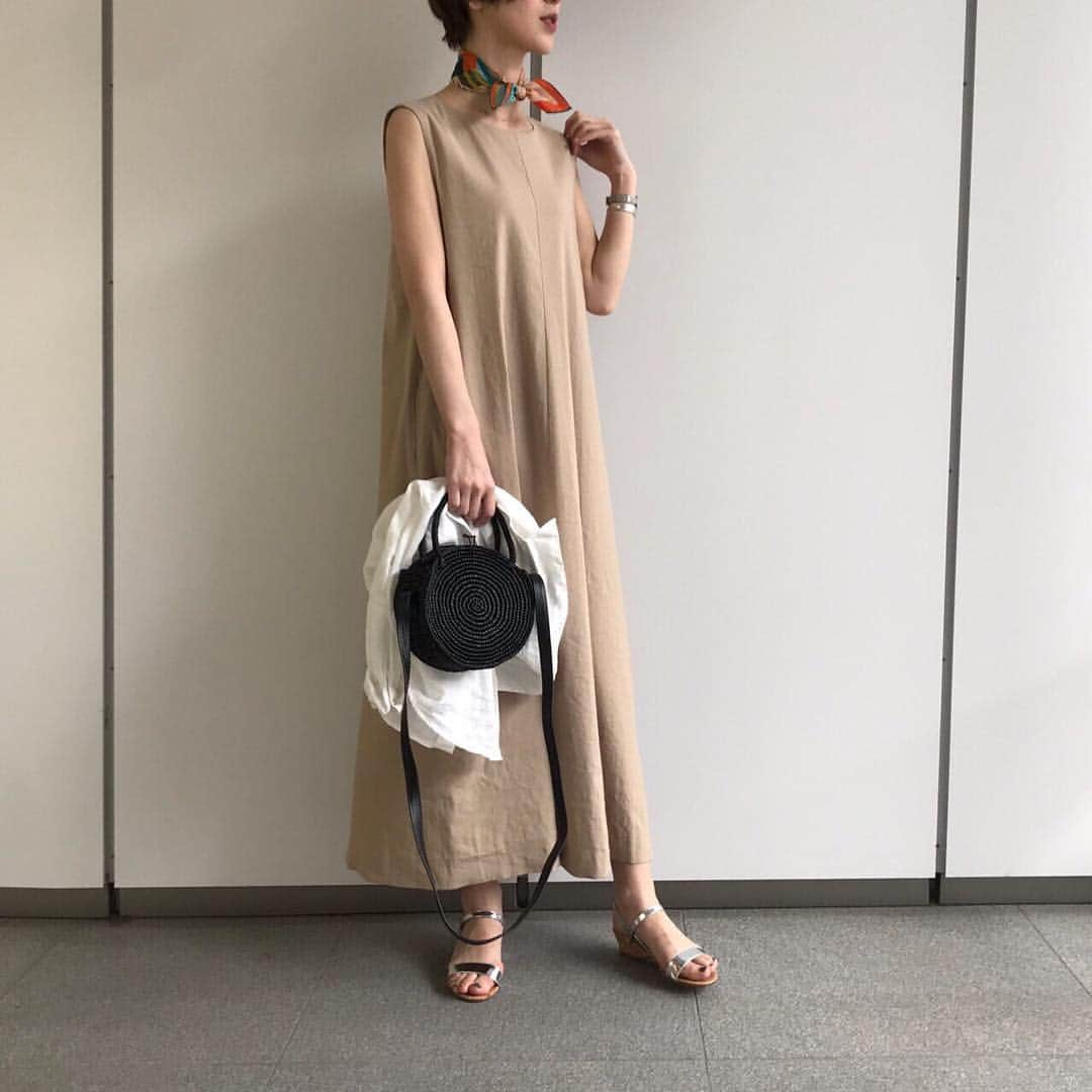 Loungedress officialさんのインスタグラム写真 - (Loungedress officialInstagram)「.﻿ さらっと一枚で着ても﻿ 軽くシャツを羽織ってもキマります。﻿ #リネンマキシワンピース﻿ ﻿ ﻿ シンプルなワンピースに﻿ スカーフをつけると今っぽい♪ ﻿ ﻿ ﻿ ﻿ #loungedress#ラウンジドレス﻿ #ootd#instafashion#ファッション﻿ #大人ファッション#コーディネート#coordinate#オシャレ#シンプルコーデ#お洒落#シンプル#リネンシャツ#ワンピース#スカーフ」5月2日 18時23分 - loungedress