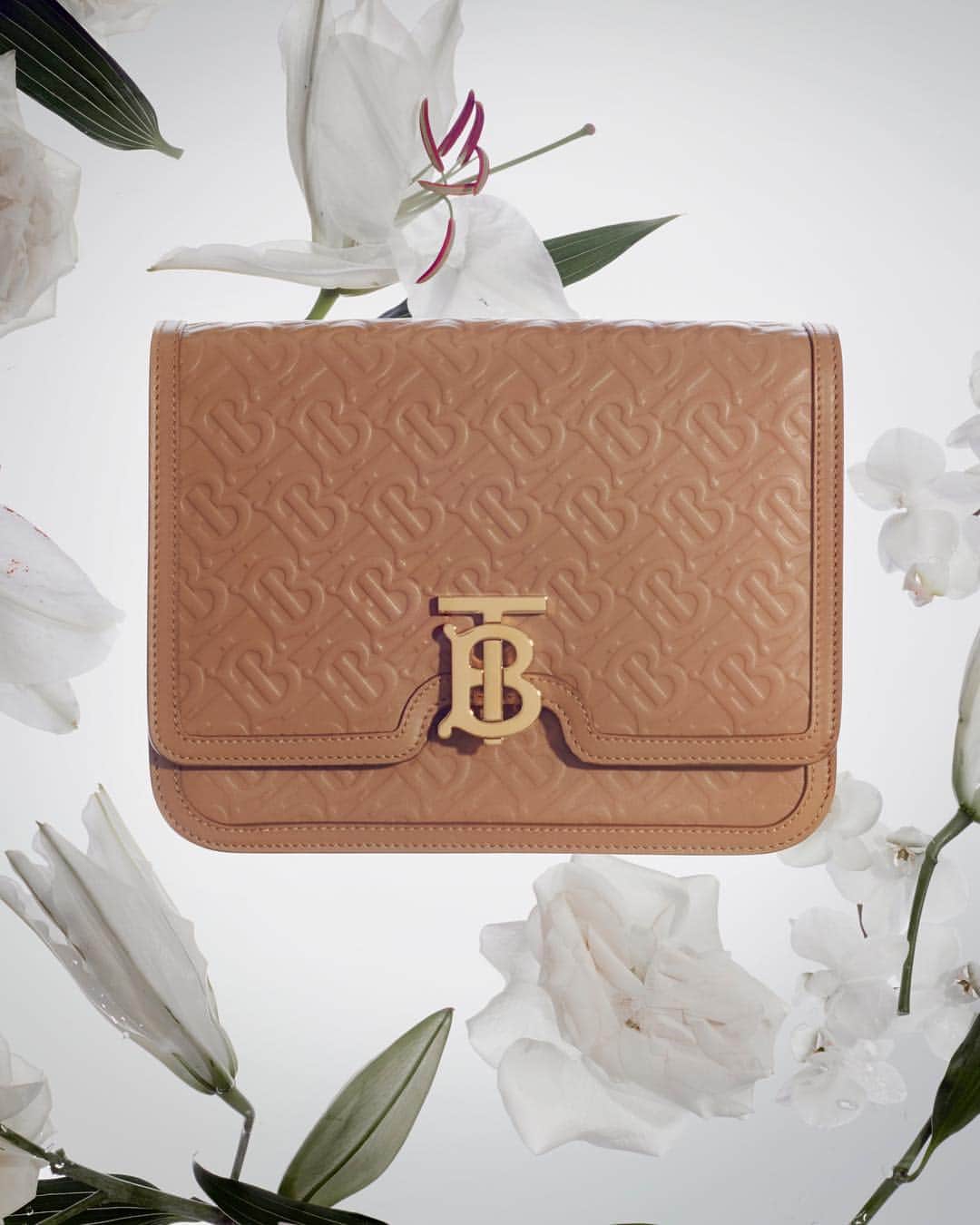 Burberryさんのインスタグラム写真 - (BurberryInstagram)「The Mother's Day Gift List . A curation of elegant #BurberryGifts featuring #TheTBbag in Monogram-embossed camel leather . #BurberrySpringSummer19 #ThomasBurberryMonogram」5月2日 18時33分 - burberry