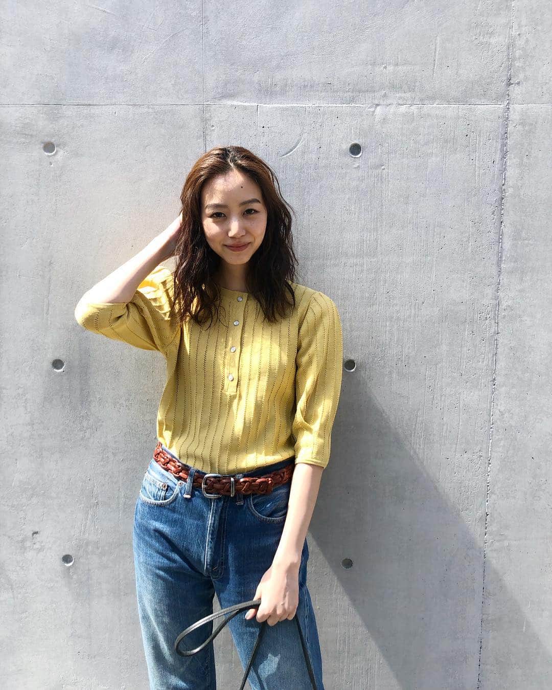 Shiho Sasakiのインスタグラム：「今日は久しぶりに晴れ☀️ いい天気だと明るいカラーを着たくなる …単純なものです🐥 #MOUSSY#MOUSSYSNAP」