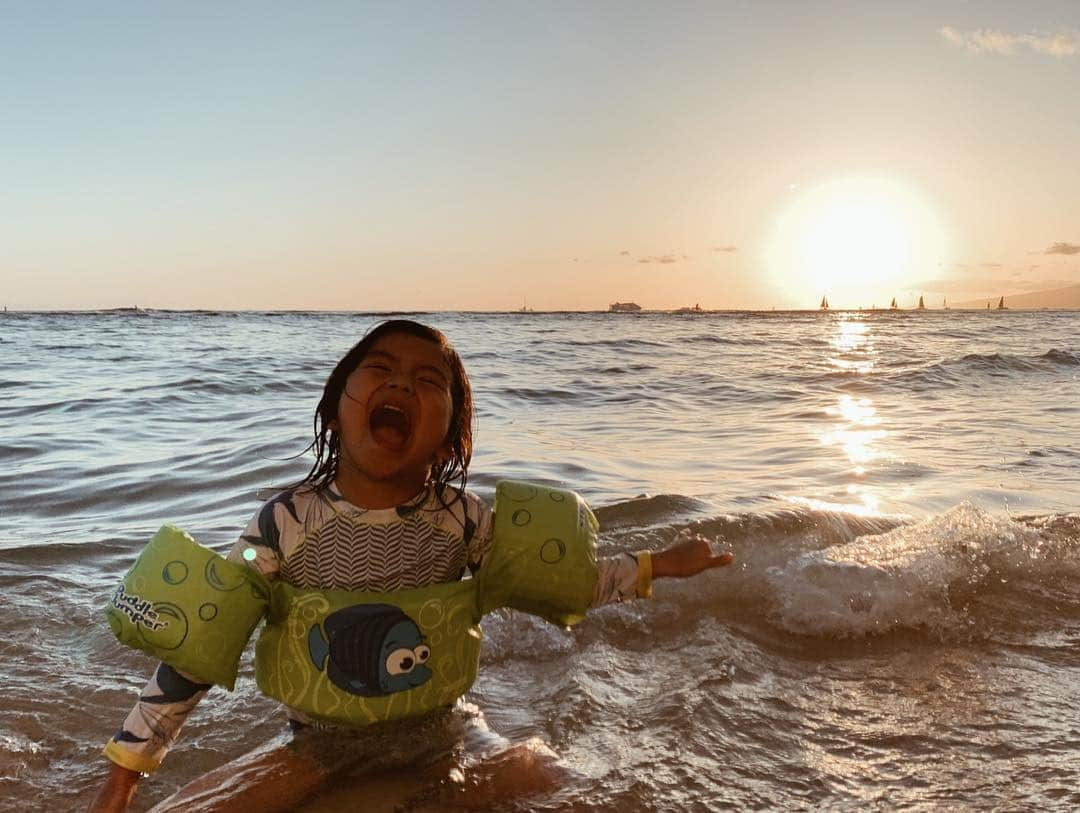 春名亜美さんのインスタグラム写真 - (春名亜美Instagram)「5月2日、日本時間では長男が5歳になりました😊 生まれて半年くらいは夜泣きがすごくて、全然寝れなくて、泣いた日もあったけど(私が)、 そんな息子が今では、弟に蹴られようが乗られようが全然起きない 笑 あんなに夜泣きしてた頃が噓みたい。 今はまだ手も繋いでくれるし、「ママ、ママ」と言ってくれるけど、いつかは離れていく日が来るんだなーと思うと、今の時間はとても貴重で大切で切ない😢 ・ ・ お誕生日おめでとう♡  元気いっぱい、Happyいっぱいで大きくなぁれ✨✨ そして、私をママに選んでくれて本当にありがとう😌 ・ ・ ・ #大好き #大好き #大好き#happybirthday  #長男 #5歳 #5yearsold #son #boy #男の子ママ」5月2日 18時44分 - amiharunaami