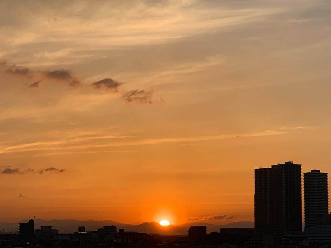 くろさんのインスタグラム写真 - (くろInstagram)「夕日が綺麗🌇 #sunset #夕日 #夕陽 #夕焼け空 #夕焼けの空 #夕焼け空が好き #IGで繋がる空 #iPhoneXsで撮影 #🌇」5月2日 18時39分 - m6bmw