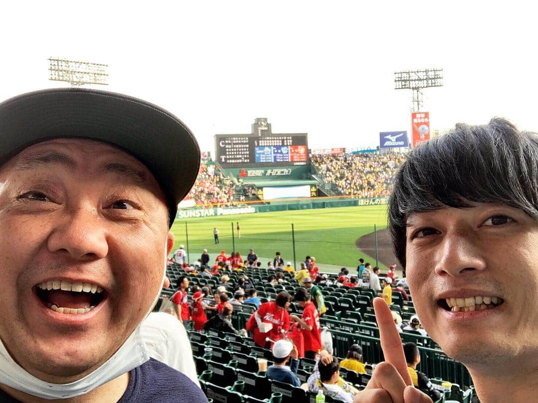 ゴッホ向井ブルーさんのインスタグラム写真 - (ゴッホ向井ブルーInstagram)「令和2日目も甲子園でした。 山本さんとカープの令和初勝利観れた！！この沢山のカープファンが待つレフトスタンドに突き刺さるホームランまで緊張の試合だったけえ無事勝って良かったあああああ」5月2日 18時44分 - goghmukai