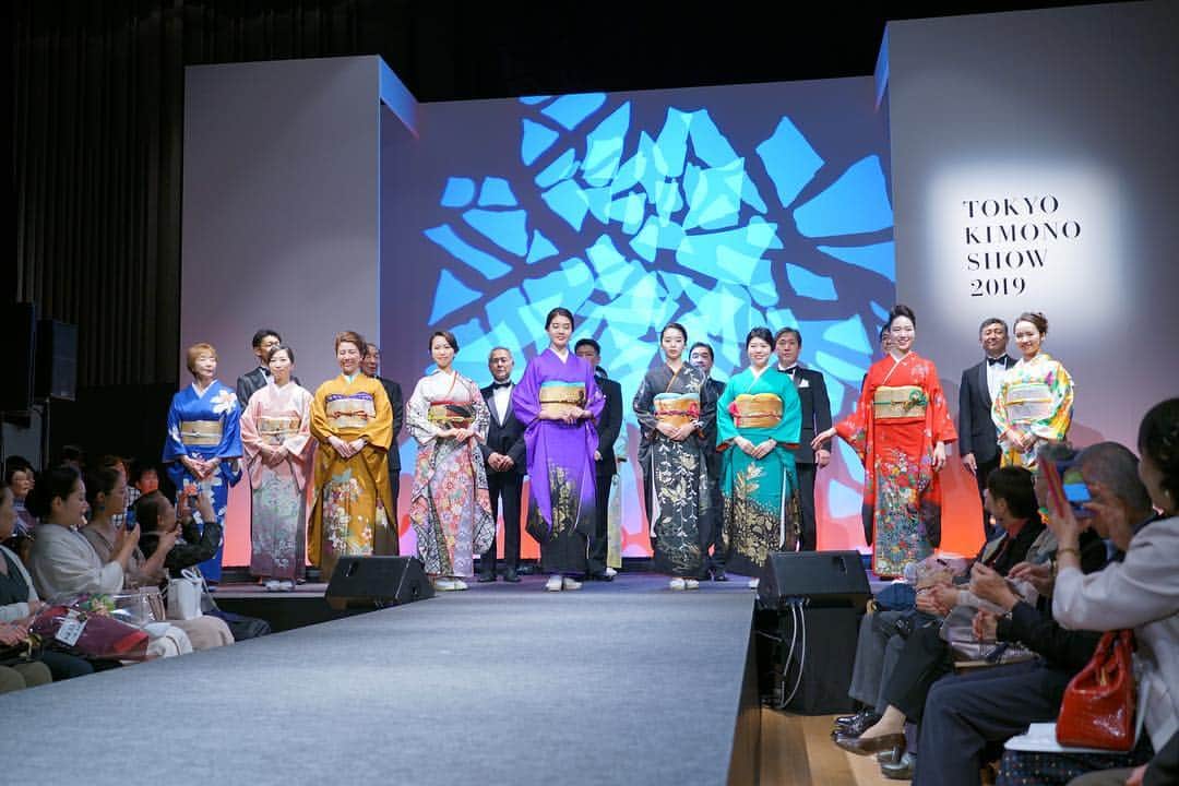 ミス・グランド・ジャパンさんのインスタグラム写真 - (ミス・グランド・ジャパンInstagram)「TOKYO KIMONO SHOW 2019﻿ with Miss Grand Japan 2018&2019﻿ ﻿ 日本橋三井ホールにて開催された東京キモノショーに、ミス・グランド・ジャパン2018&2019メンバーが登壇いたしました。﻿ ミス・グランド・ジャパンの公式トレーナーの野口先生に、着物でのエスコートダンスをご指導いただき、華やかにオープニングを飾りました。﻿ ﻿ ﻿ ﻿ MODEL:﻿ @haru04211024 ﻿ @mariko_jpn_531 ﻿ @honami_nishikawa ﻿ @fym.t ﻿ @sakiko.t_330 ﻿ @_rrxx_ ﻿ @hiroka_yoshizawa ﻿﻿ ﻿﻿ PHOTO:﻿ @ys.life.style.innovation ﻿﻿ ﻿ ﻿ #東京キモノショー﻿ #朝日新聞﻿ #きもの﻿ #きものエスコートダンス﻿ #きものダンス﻿ #エスコートダンス﻿ #エスエーダンススタイル﻿ #教養のダンス﻿ #野口幸代﻿ #escourtdance ﻿ #kimonoescourtdance ﻿ #sadancestyle ﻿ #kimonodance ﻿ #sachiyonoguchi﻿ #dance ﻿ #kimonodance﻿ #着物﻿ #ZENDEN﻿ #MICOTO8﻿ #プリンセスルーム﻿ #振袖﻿ #ミスグランドジャパン﻿ #ミスグランド﻿ #missgrandjapan﻿ #mgj」5月2日 18時46分 - missgrandjapan
