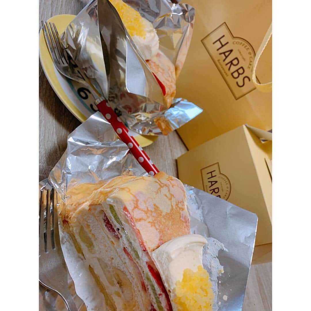 増井みおさんのインスタグラム写真 - (増井みおInstagram)「幸せミルクレープ😭今まで食べたケーキで🍰一位くらいに美味しい！！ 1cutがすごい大きいんだけど甘すぎないからランチ後なのにペロリと食べてしまった🤤 みおはマリアージュの紅茶でママはみおがいれた美味しいコーヒー☕️」5月2日 18時50分 - mio006