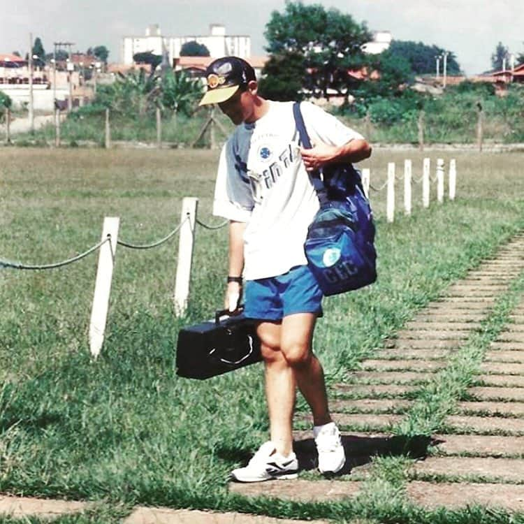 ジュリアーノ・ベレッチさんのインスタグラム写真 - (ジュリアーノ・ベレッチInstagram)「#tbt 1995. @cruzeiro O começo. Na foto com 18 anos de idade, rádio toca-fitas, indo viajar pra mais um jogo. Já com contrato profissional, eu ganhava R$ 100,00 por mês, morava na Toca da Raposa, andava de busão e já sabia de uma realidade esportiva: para ser campeão é preciso treinar como campeão. Logo, 22 títulos conquistados na carreira. #competitividade #persistência #trabalhoemequipe #belletti #palestra」5月2日 18時50分 - julianobelletti