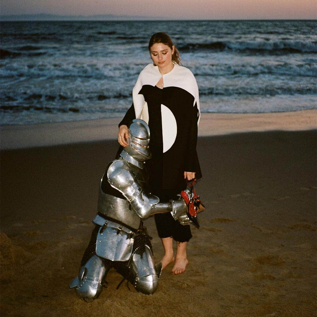 Valentinoさんのインスタグラム写真 - (ValentinoInstagram)「Living in Montecito with the imaginary boyfriend of her dreams, @lilliyascarlett has the life she’s always wanted. Discover her world as she experiences it in #ValentinoLune, captured by Christian Coppola @ccopp.」5月2日 19時00分 - maisonvalentino