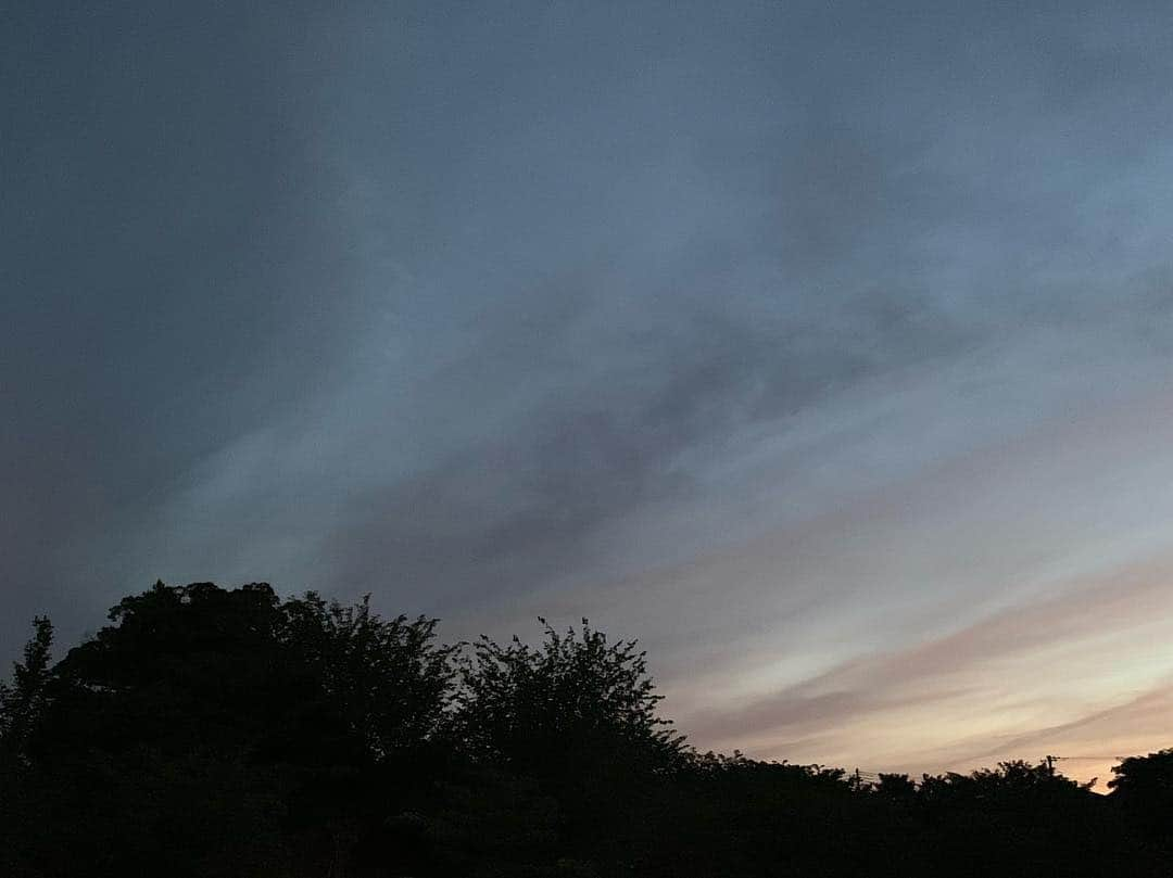 飯田カヅキさんのインスタグラム写真 - (飯田カヅキInstagram)「5月の風のビールを飲みにいこう  #空 #sky」5月2日 19時01分 - kazukiiida_strange