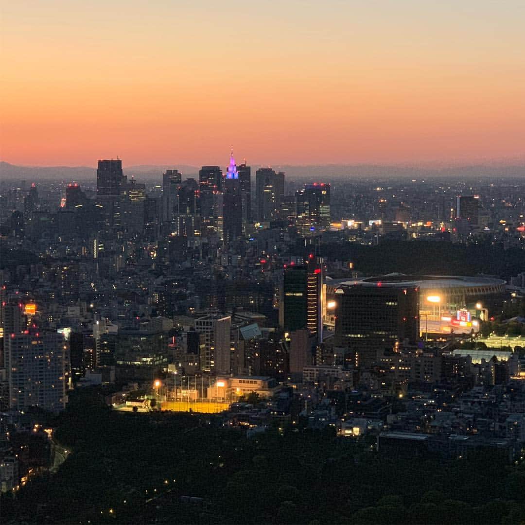 林信行のインスタグラム：「The rain is over! The 1st #tokyotwilight in #Reiwa era. Featuring Shinjuku city and  #theNationalStadium for #TokyoOlympucs2020  #shotoniPhoneXS」