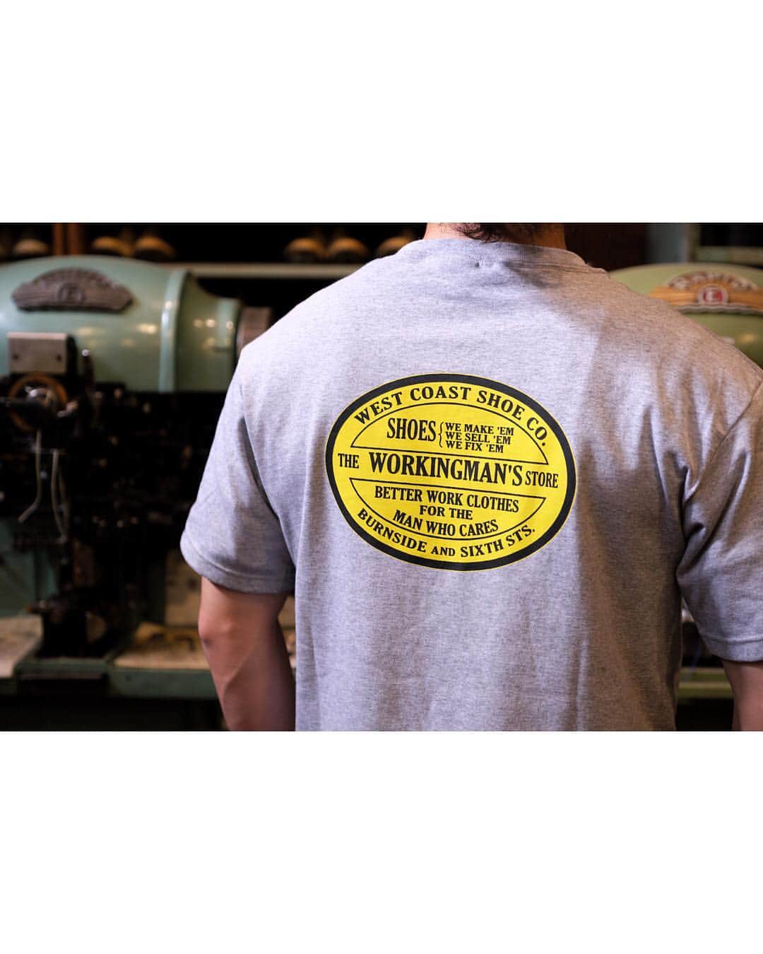 のインスタグラム：「. 【~WESCO 1925 Tee~ 入荷のお知らせ!】 . デザイン中央に“THE WORKINGMAN'S STORE”と入るプリントデザインは、ウエスコが創業して間もない1925年から使われていたブランドロゴです。 当時は、ブーツのリペアやロガーブーツの販売以外にも「労働者の店」としてアメリカ西海岸の有名なワークウエアなども販売していたようで、そんなウエスコの歴史を楽しめるTシャツです。 . ※こちらのプリントデザインの元となったオリジナルバッジは、WESCO 100thアニバーサリーブック “Boots that Stand the Gaff”にも紹介されていますので是非チェックしてください。 . #wesco #madeinUSA #WESCO1925Tee #oregon #scappoose #wescojapan #wescoebisu #wescosetagaya #wescokanazawa」